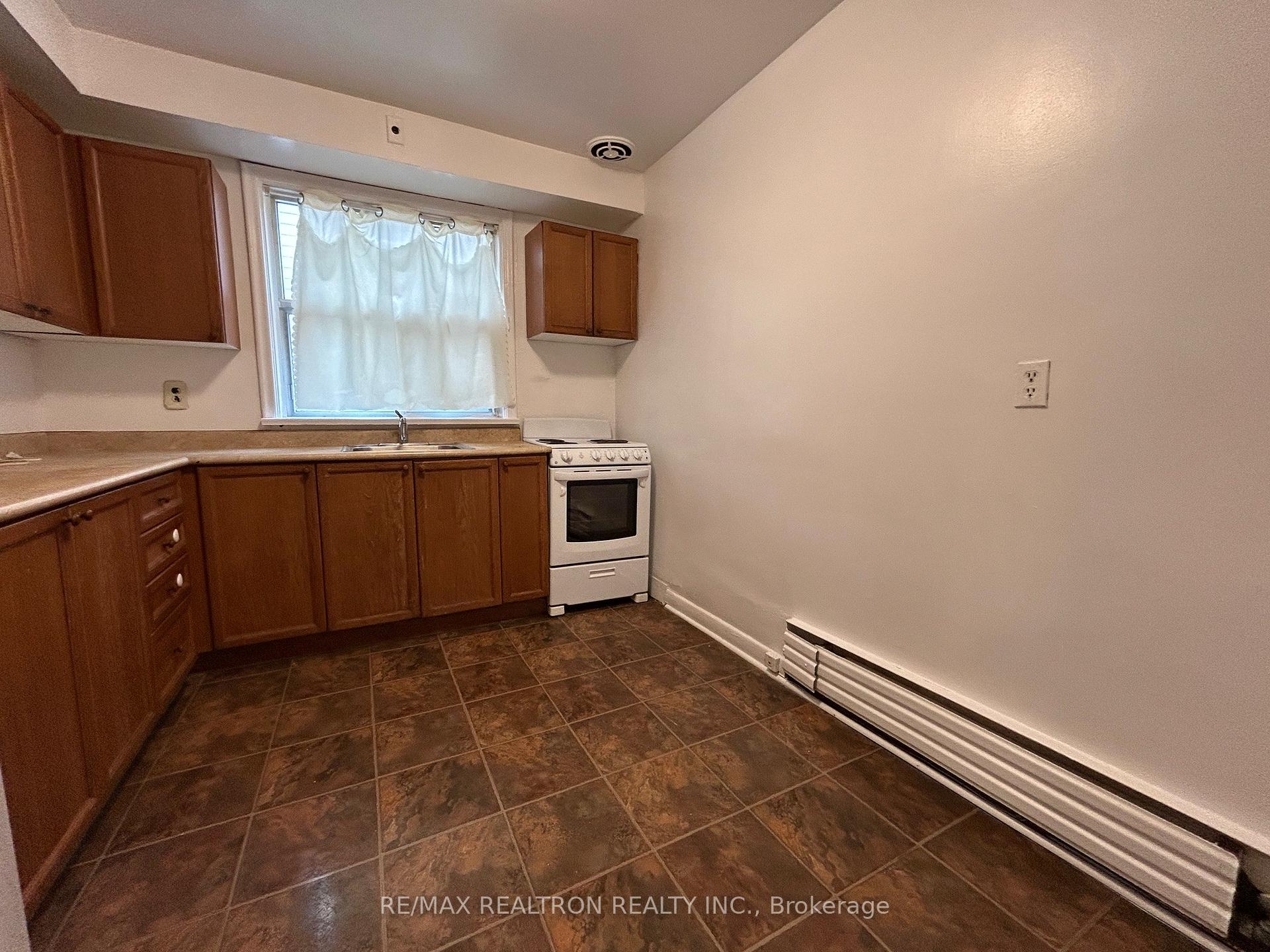 Photo 7 of Unit Unit 1, 20 Meadowbrook Road, Toronto, Englemount-Lawrence — HOMEH