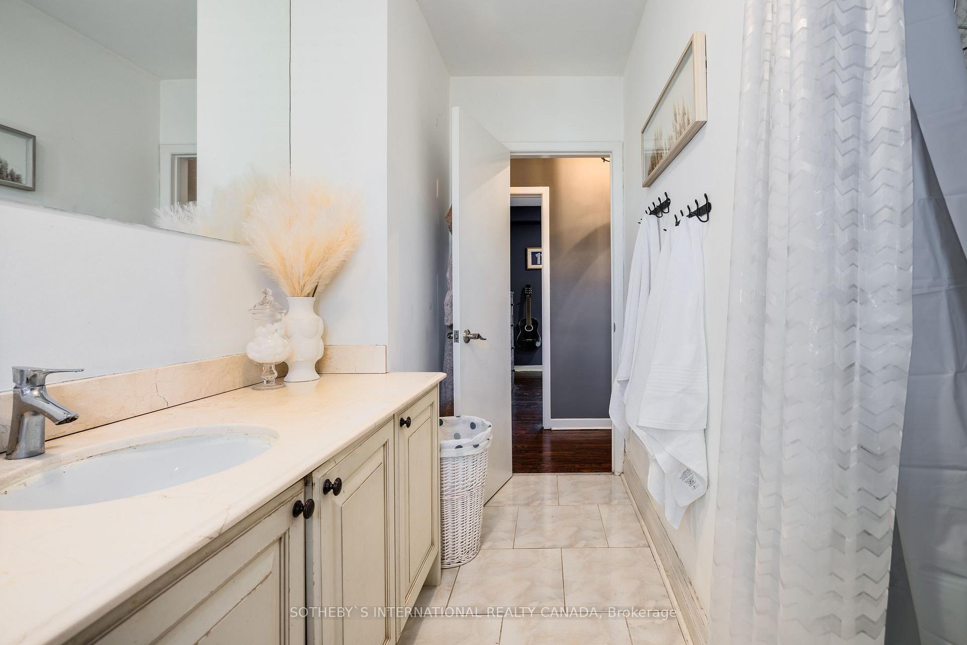 Photo 34 of 57 Sandringham Drive, Toronto, Bedford Park-Nortown — HOMEH
