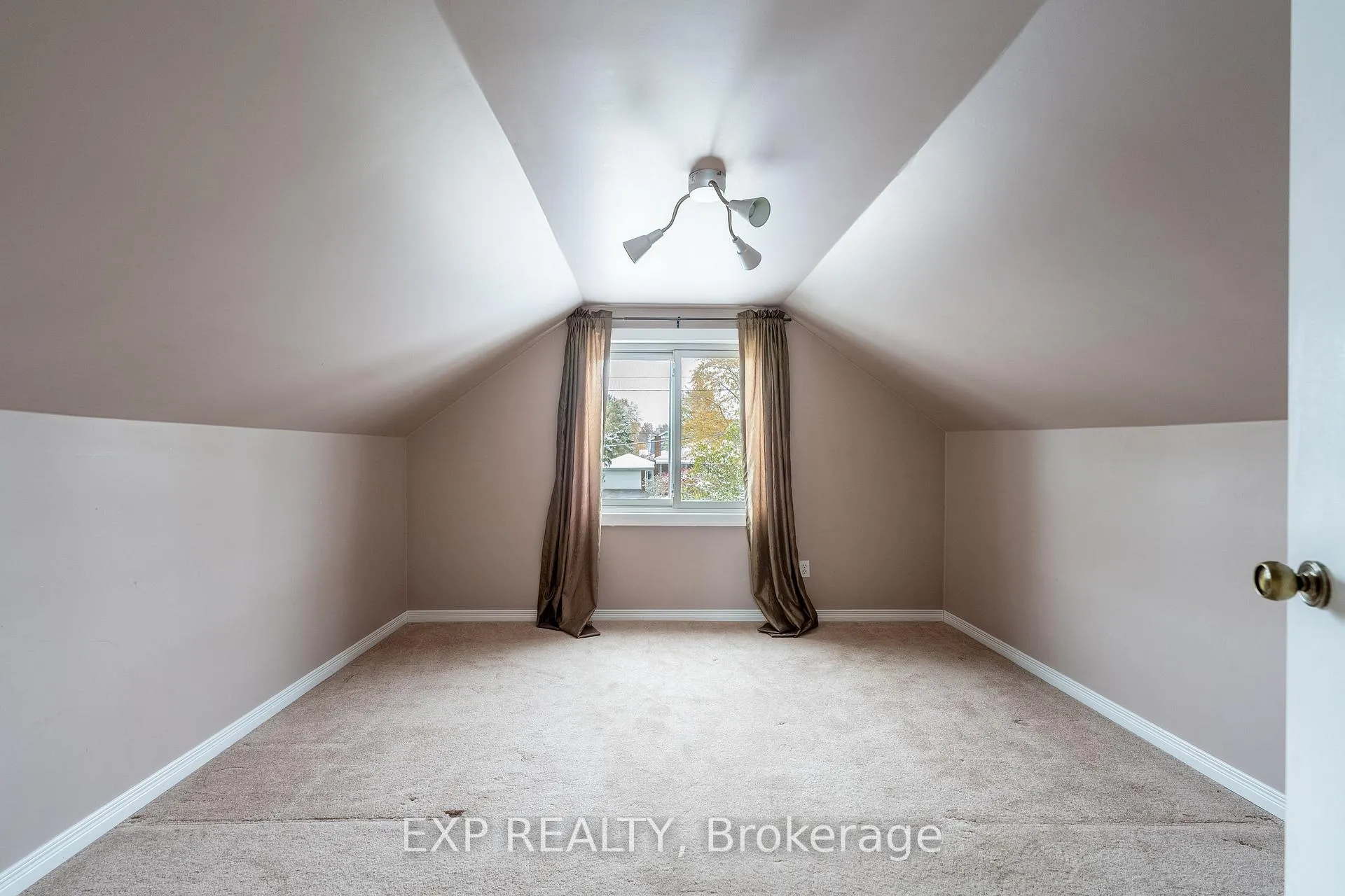 Photo 22 of 742 Broadway Street, Welland, Broadway — HOMEH