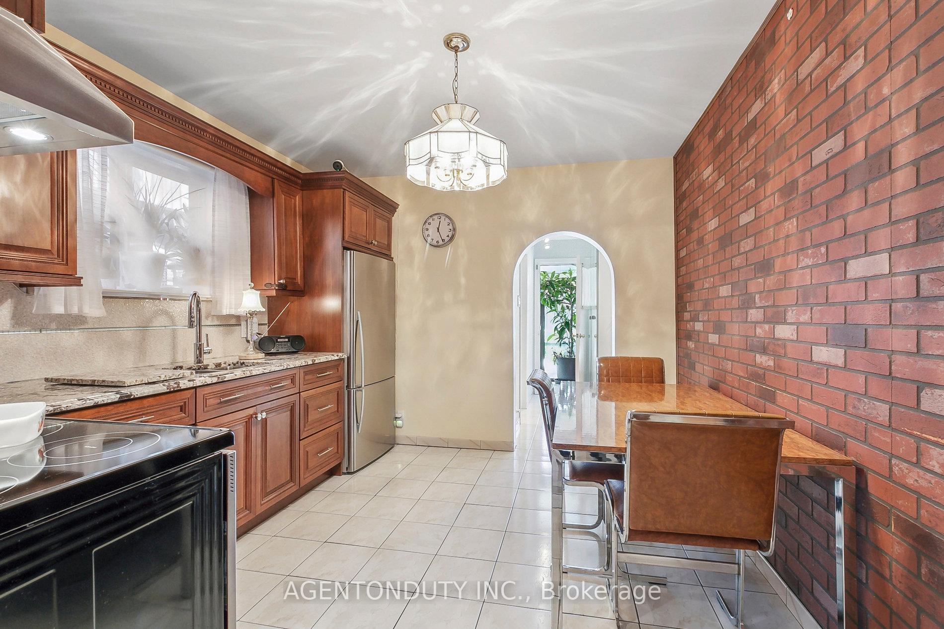 Photo 10 of 109 Lisgar Street, Toronto, Little Portugal — HOMEH