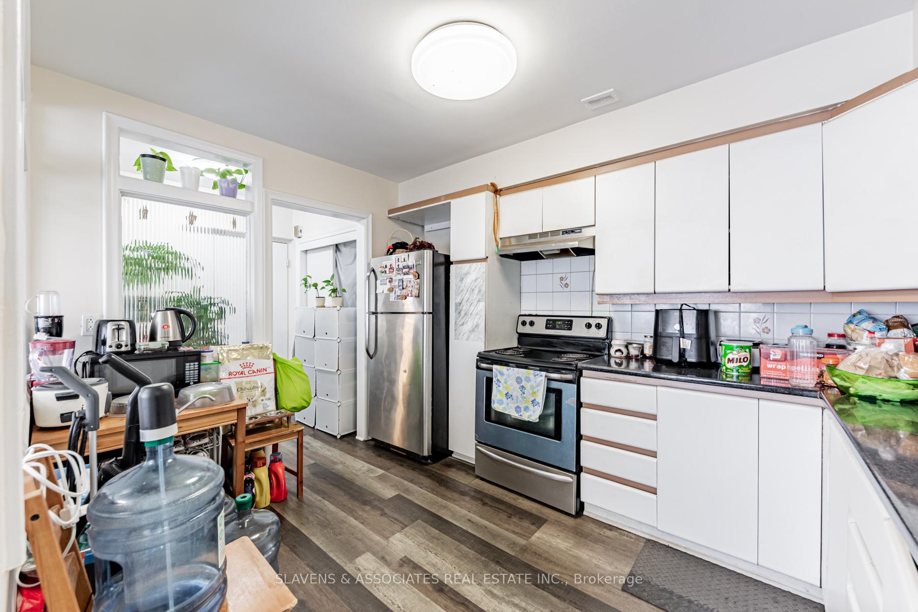 Photo 2 of 20 Wasdale Crescent, Toronto, Englemount-Lawrence — HOMEH