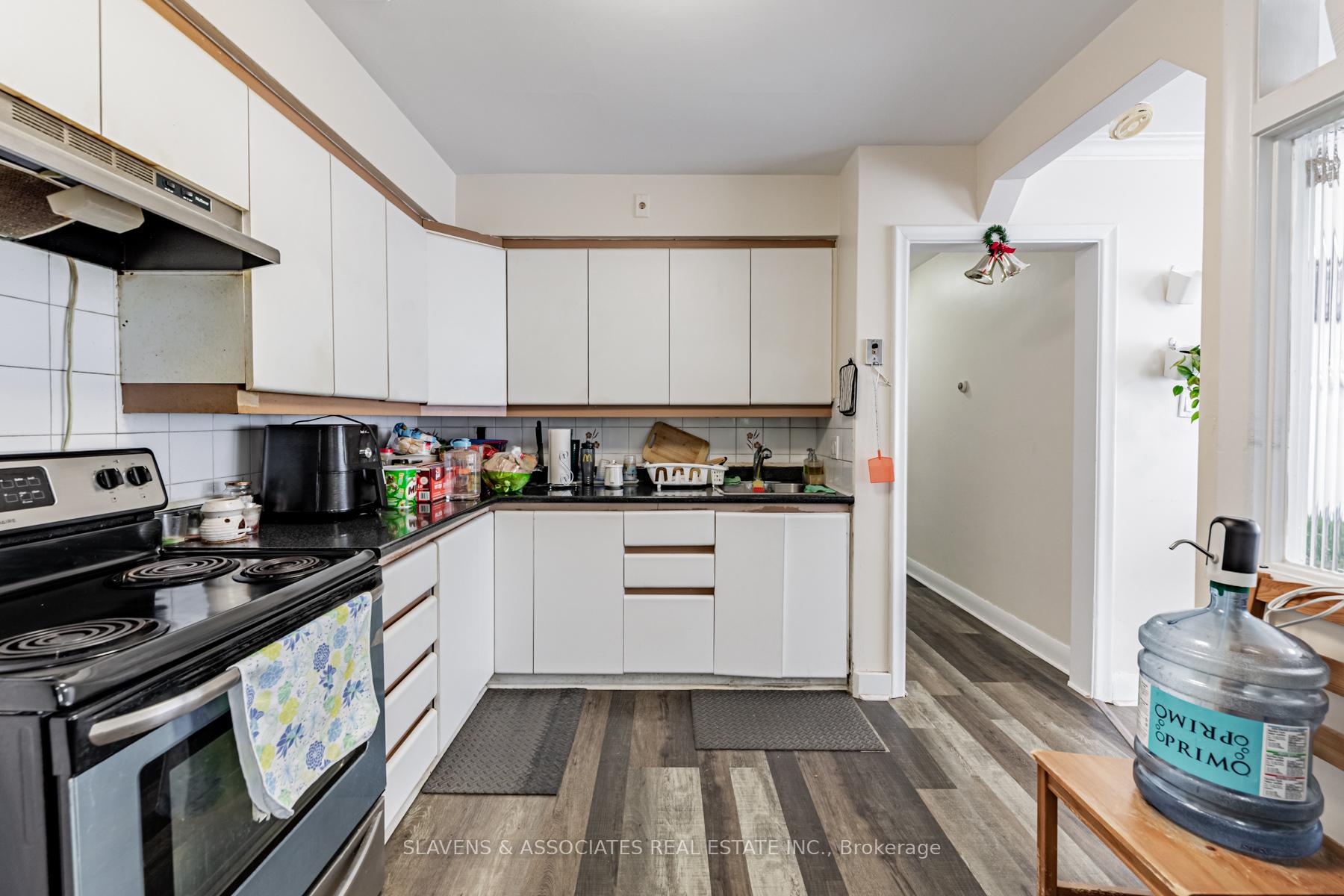 Photo 3 of 20 Wasdale Crescent, Toronto, Englemount-Lawrence — HOMEH