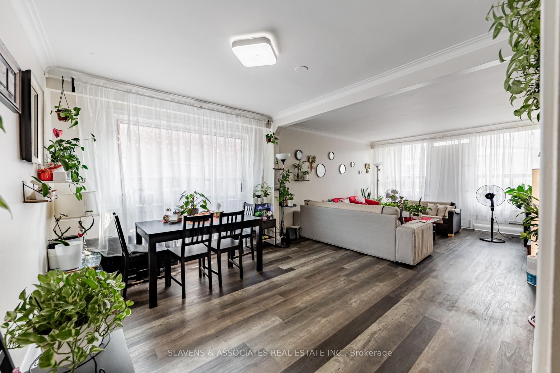 Photo 4 of 20 Wasdale Crescent, Toronto, Englemount-Lawrence — HOMEH