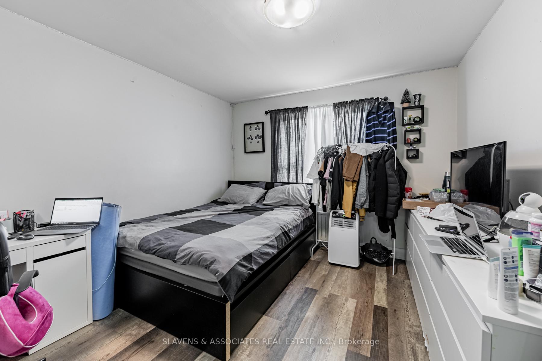 Photo 5 of 20 Wasdale Crescent, Toronto, Englemount-Lawrence — HOMEH