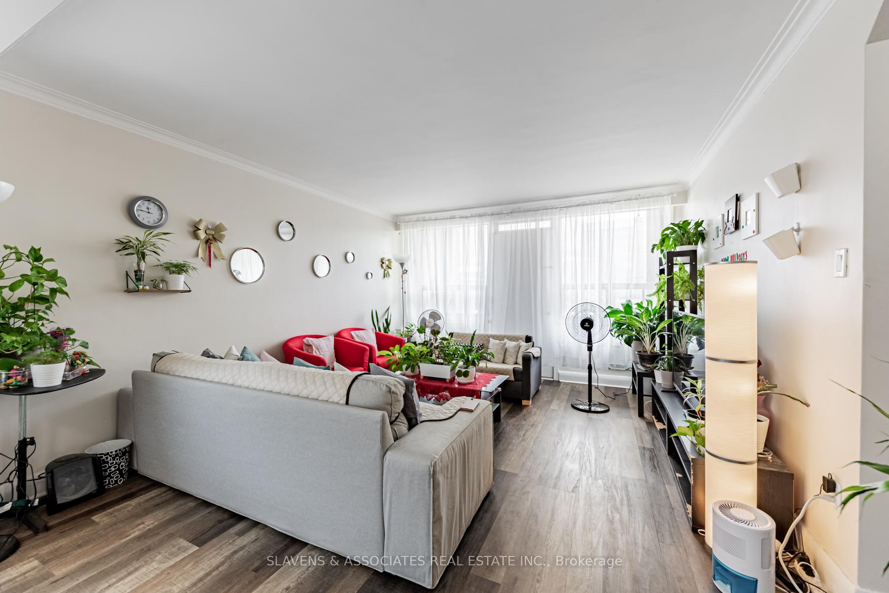 Photo 6 of 20 Wasdale Crescent, Toronto, Englemount-Lawrence — HOMEH