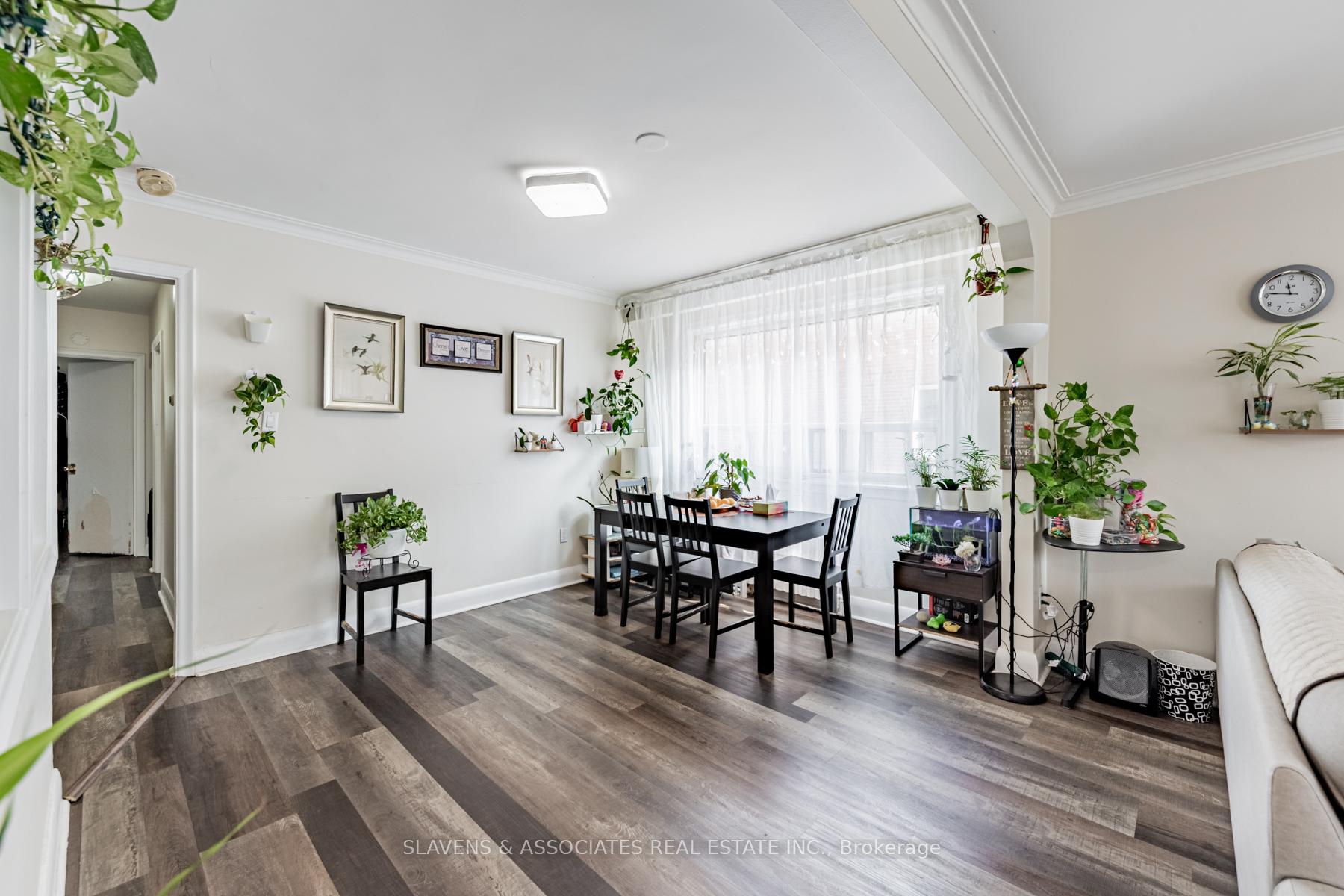 Photo 7 of 20 Wasdale Crescent, Toronto, Englemount-Lawrence — HOMEH