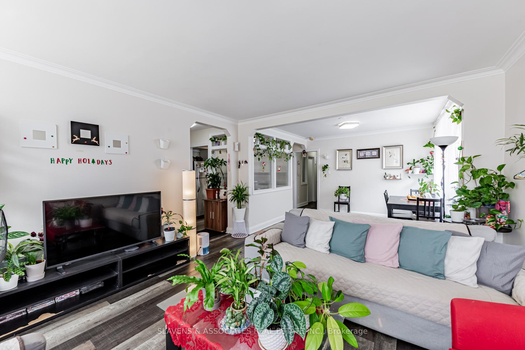 Photo 8 of 20 Wasdale Crescent, Toronto, Englemount-Lawrence — HOMEH