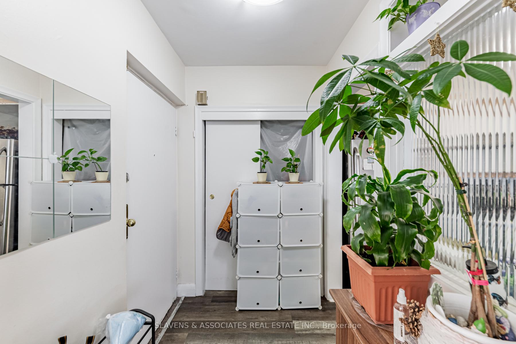 Photo 9 of 20 Wasdale Crescent, Toronto, Englemount-Lawrence — HOMEH