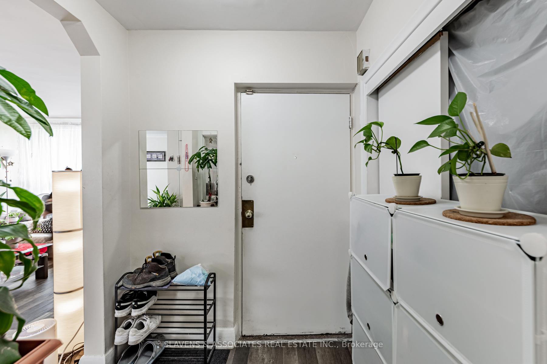 Photo 10 of 20 Wasdale Crescent, Toronto, Englemount-Lawrence — HOMEH