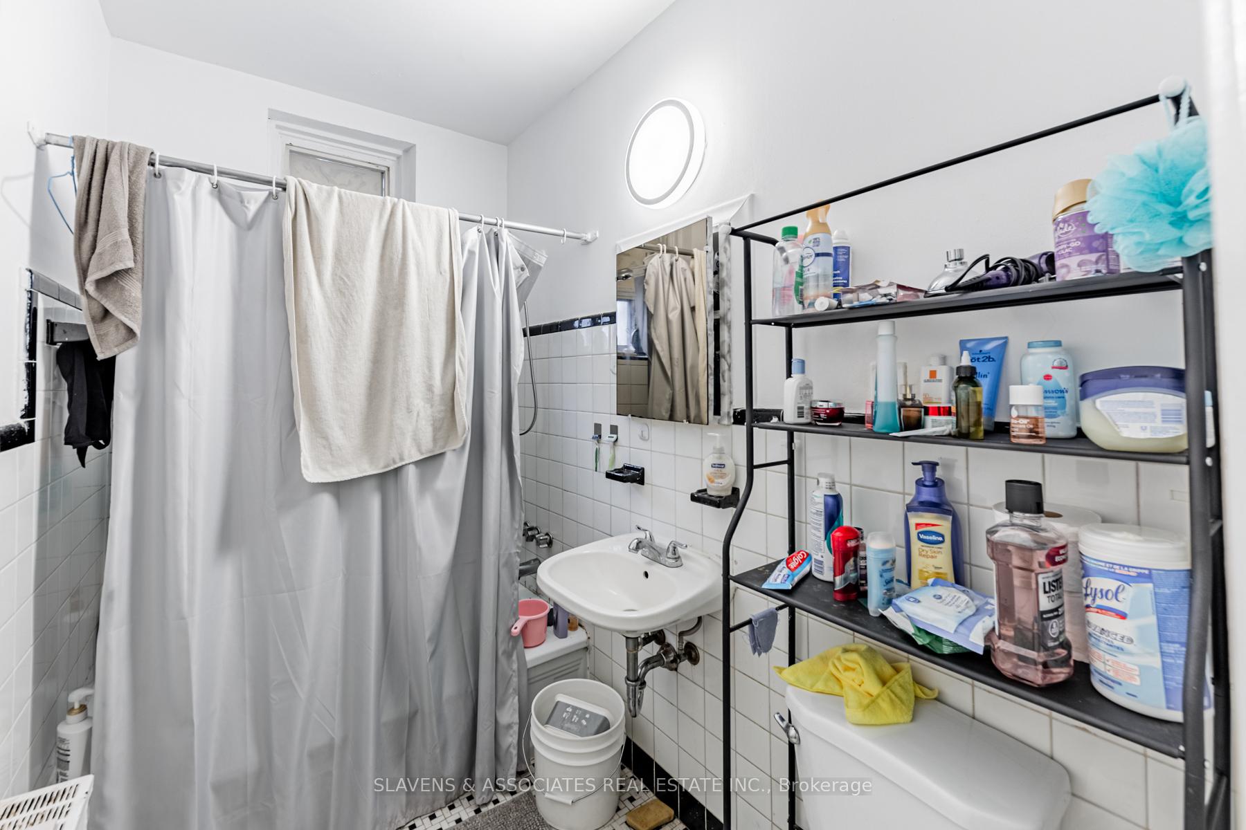 Photo 14 of 20 Wasdale Crescent, Toronto, Englemount-Lawrence — HOMEH