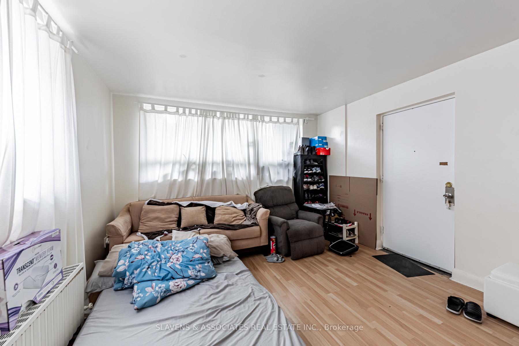 Photo 15 of 20 Wasdale Crescent, Toronto, Englemount-Lawrence — HOMEH