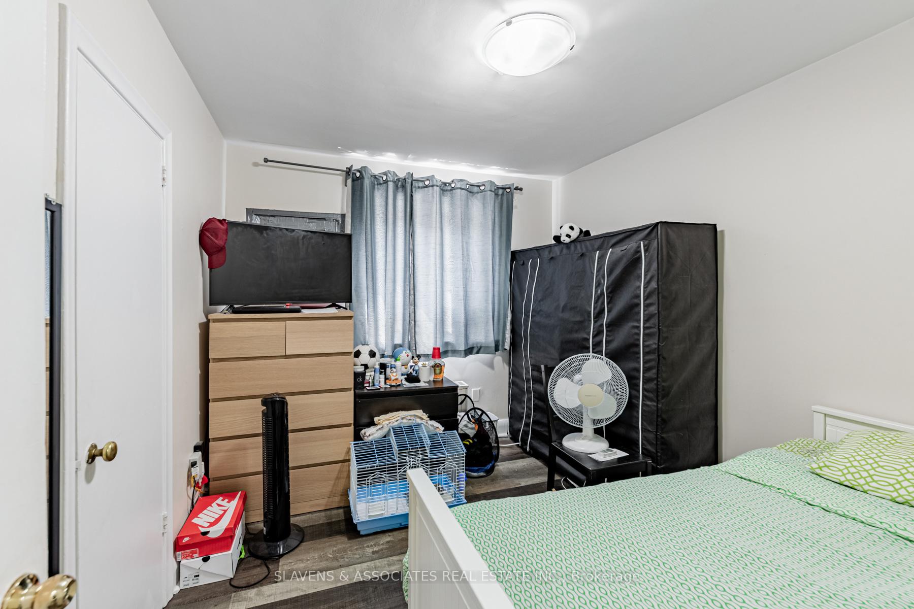 Photo 18 of 20 Wasdale Crescent, Toronto, Englemount-Lawrence — HOMEH