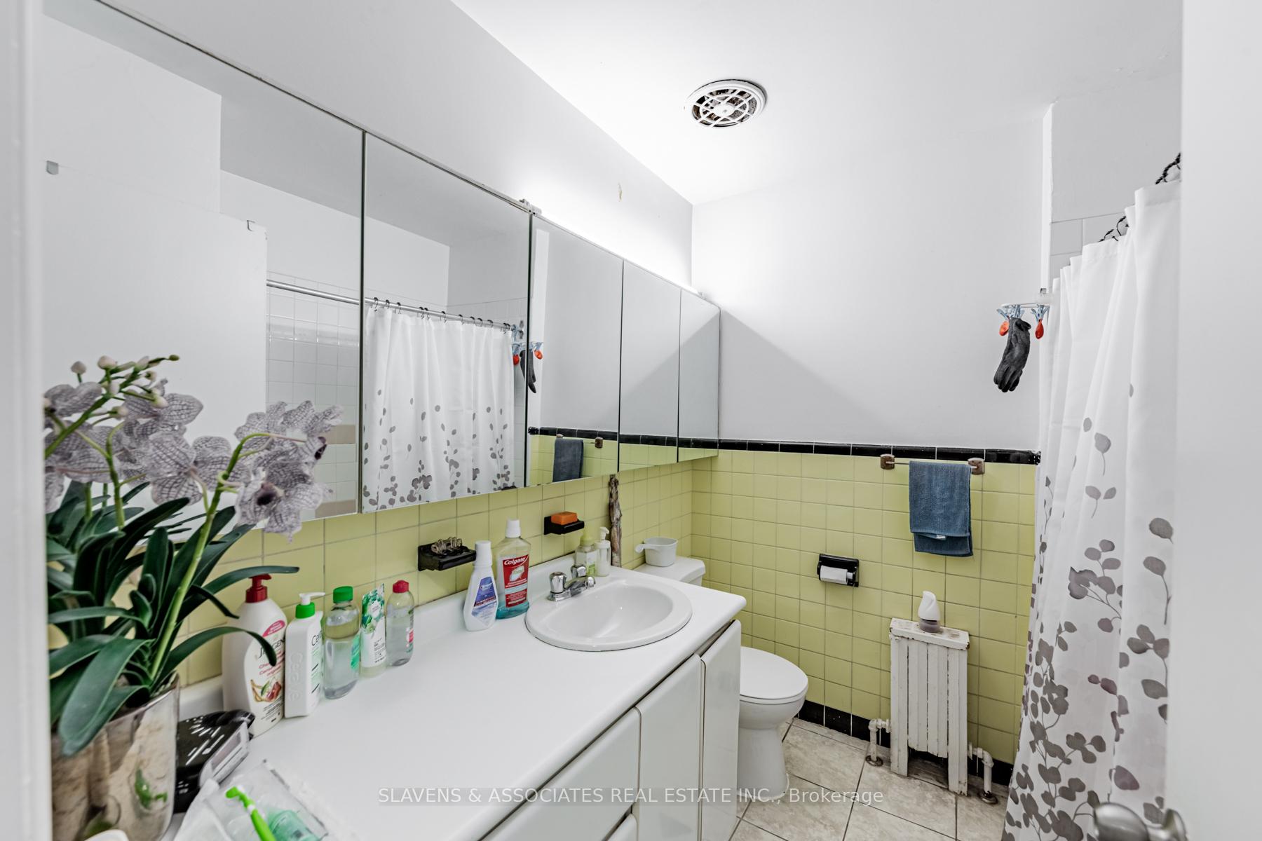 Photo 19 of 20 Wasdale Crescent, Toronto, Englemount-Lawrence — HOMEH