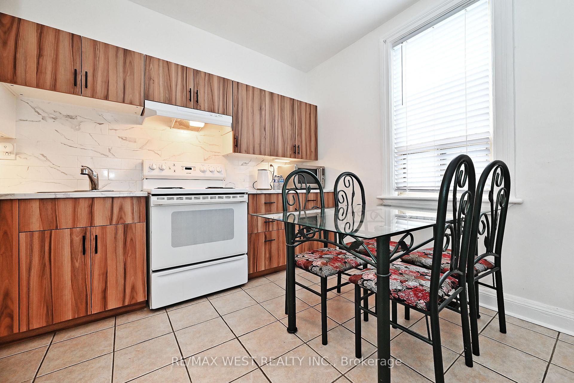Photo 10 of 39 Lindsey Avenue, Toronto, Dufferin Grove — HOMEH