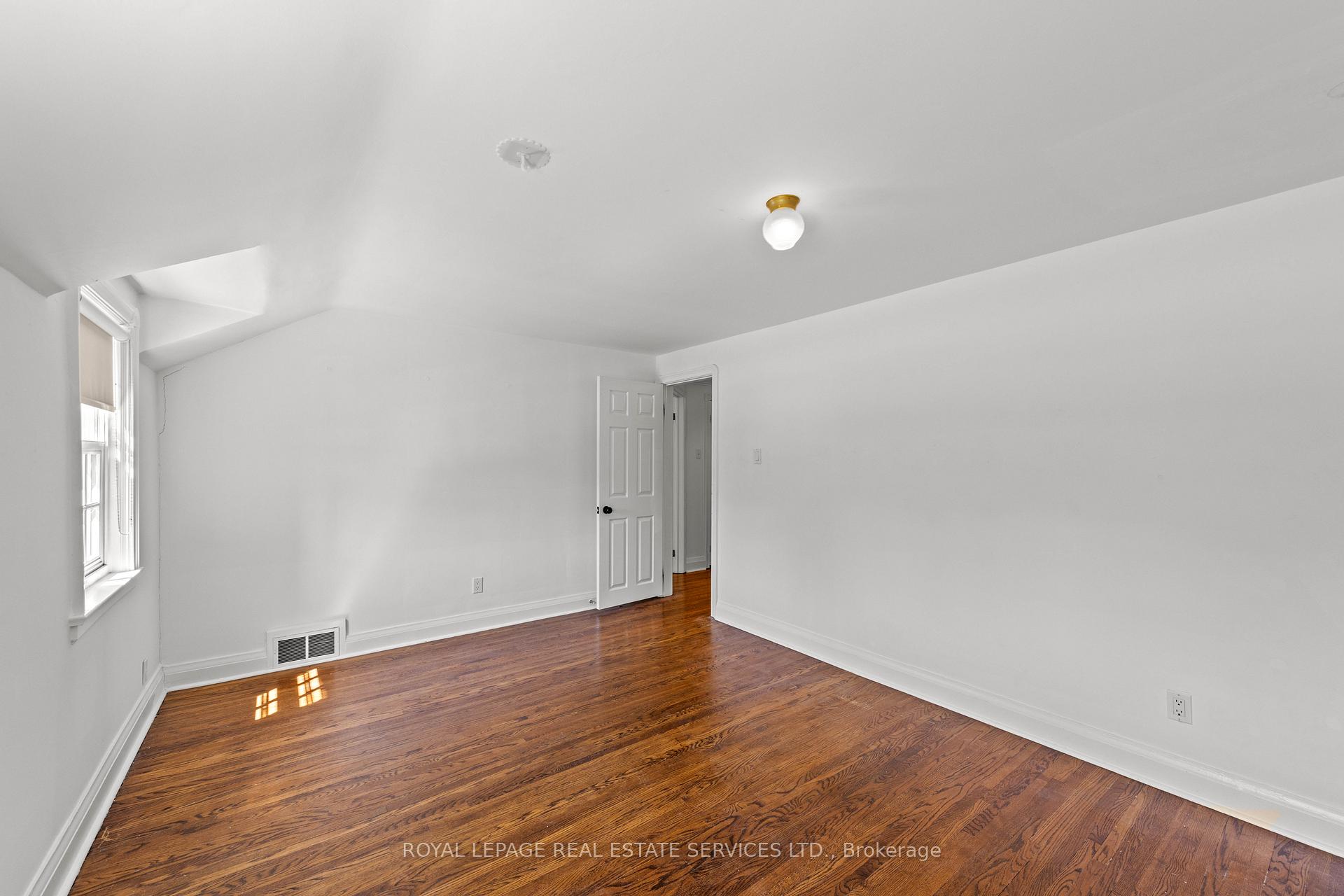 Photo 37 of 93 Esgore Drive, Toronto, Bedford Park-Nortown — HOMEH