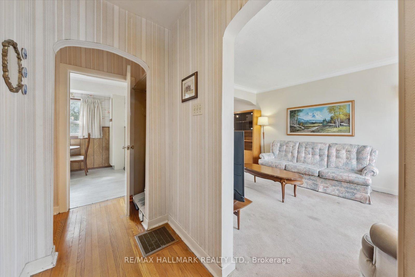 Photo 9 of 7 Eastgate Crescent, Scarborough, Clairlea-Birchmount — HOMEH