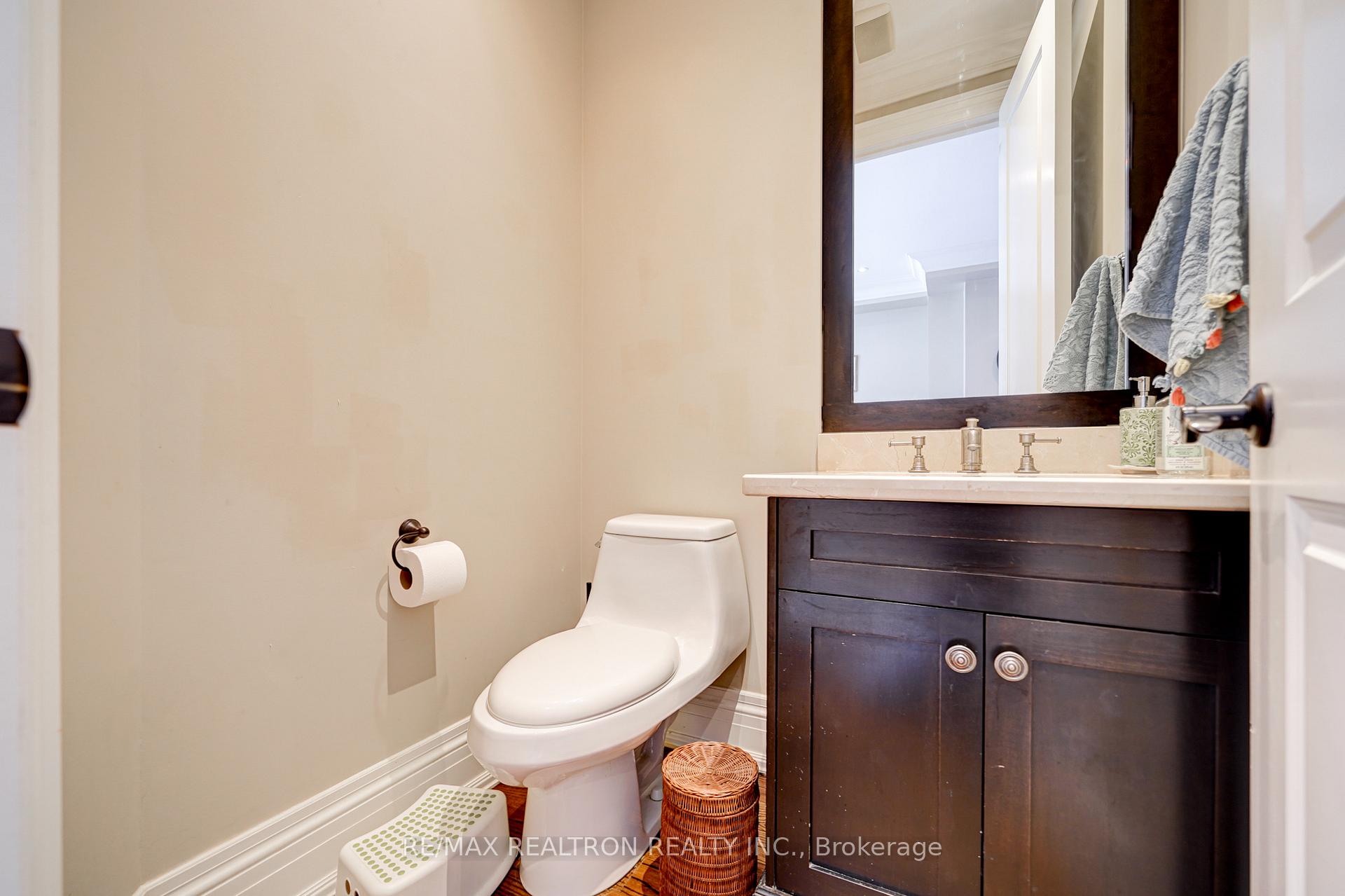Photo 12 of 52 Ridley Boulevard, Toronto, Bedford Park-Nortown — HOMEH