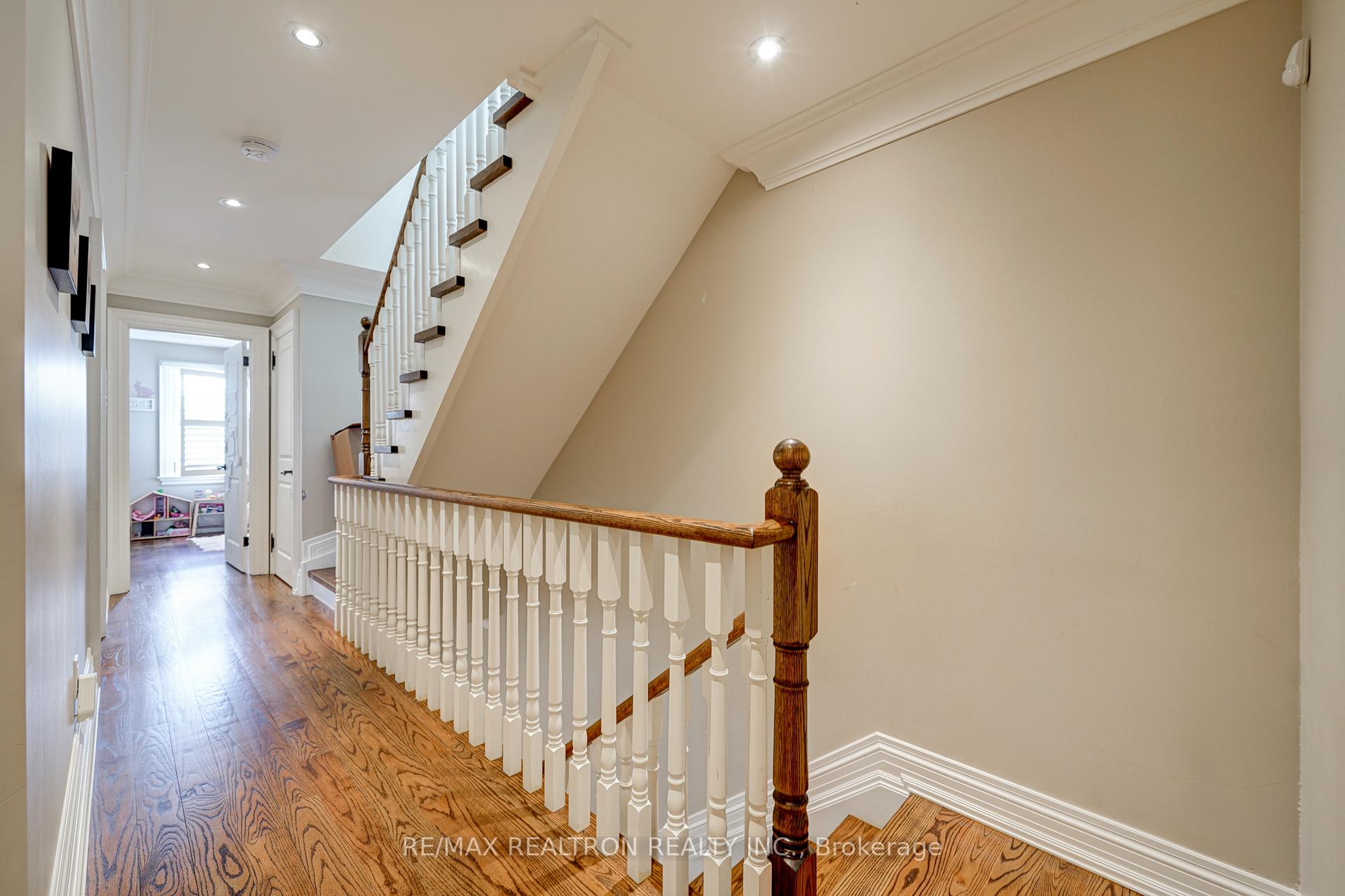 Photo 13 of 52 Ridley Boulevard, Toronto, Bedford Park-Nortown — HOMEH