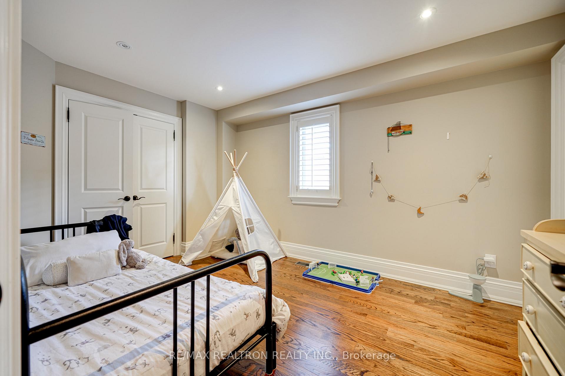 Photo 20 of 52 Ridley Boulevard, Toronto, Bedford Park-Nortown — HOMEH