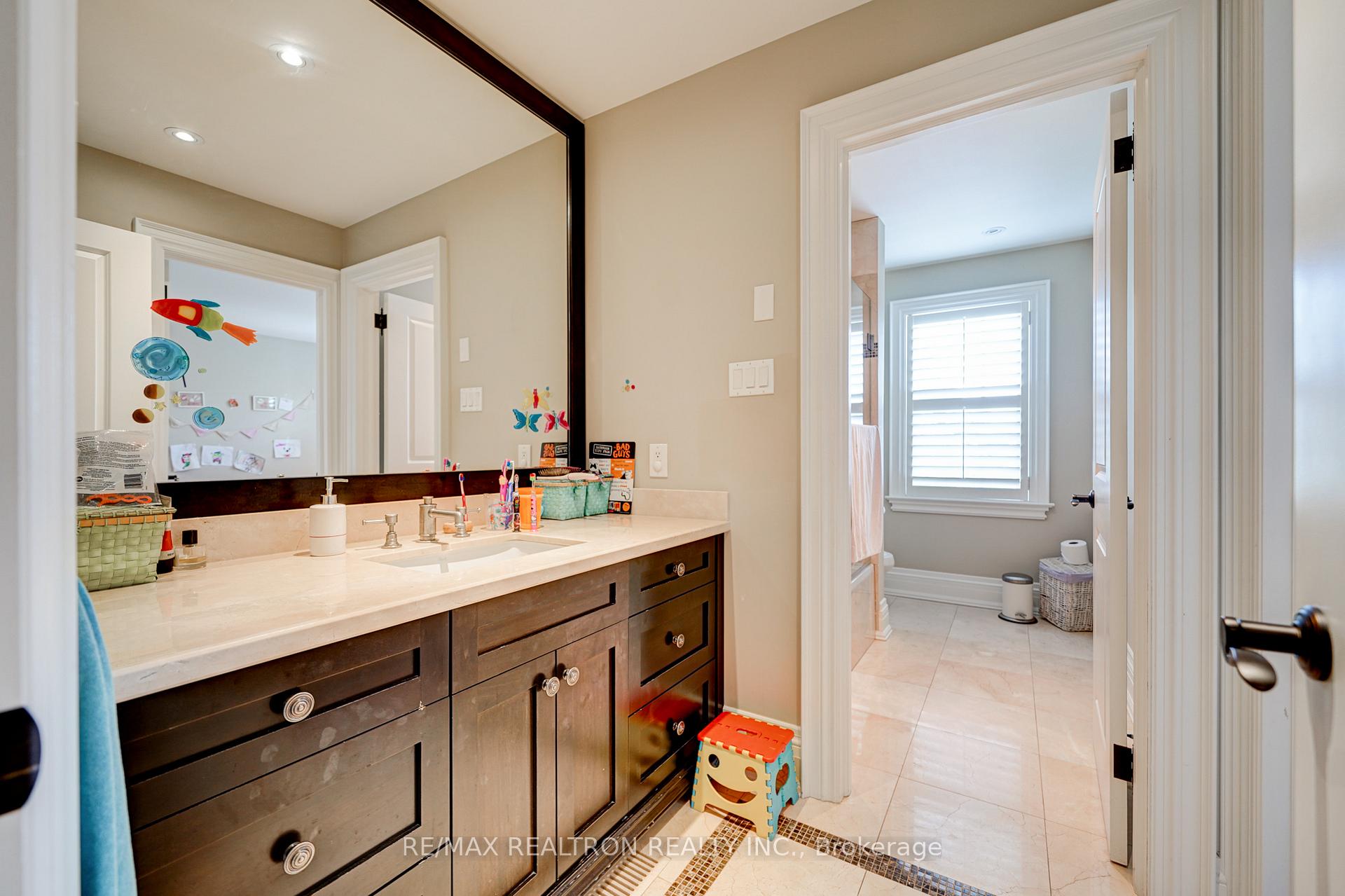 Photo 23 of 52 Ridley Boulevard, Toronto, Bedford Park-Nortown — HOMEH