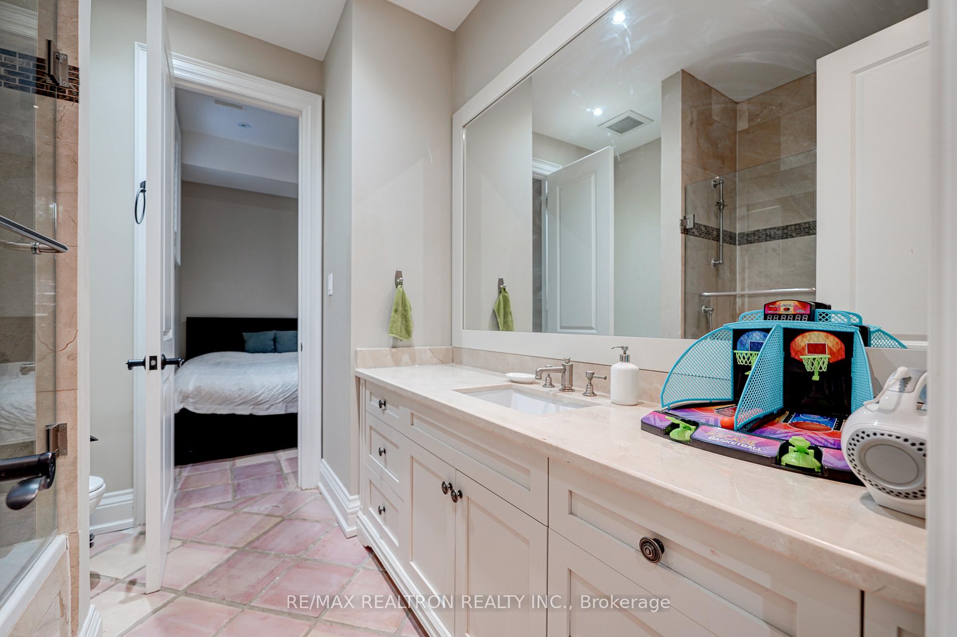 Photo 35 of 52 Ridley Boulevard, Toronto, Bedford Park-Nortown — HOMEH