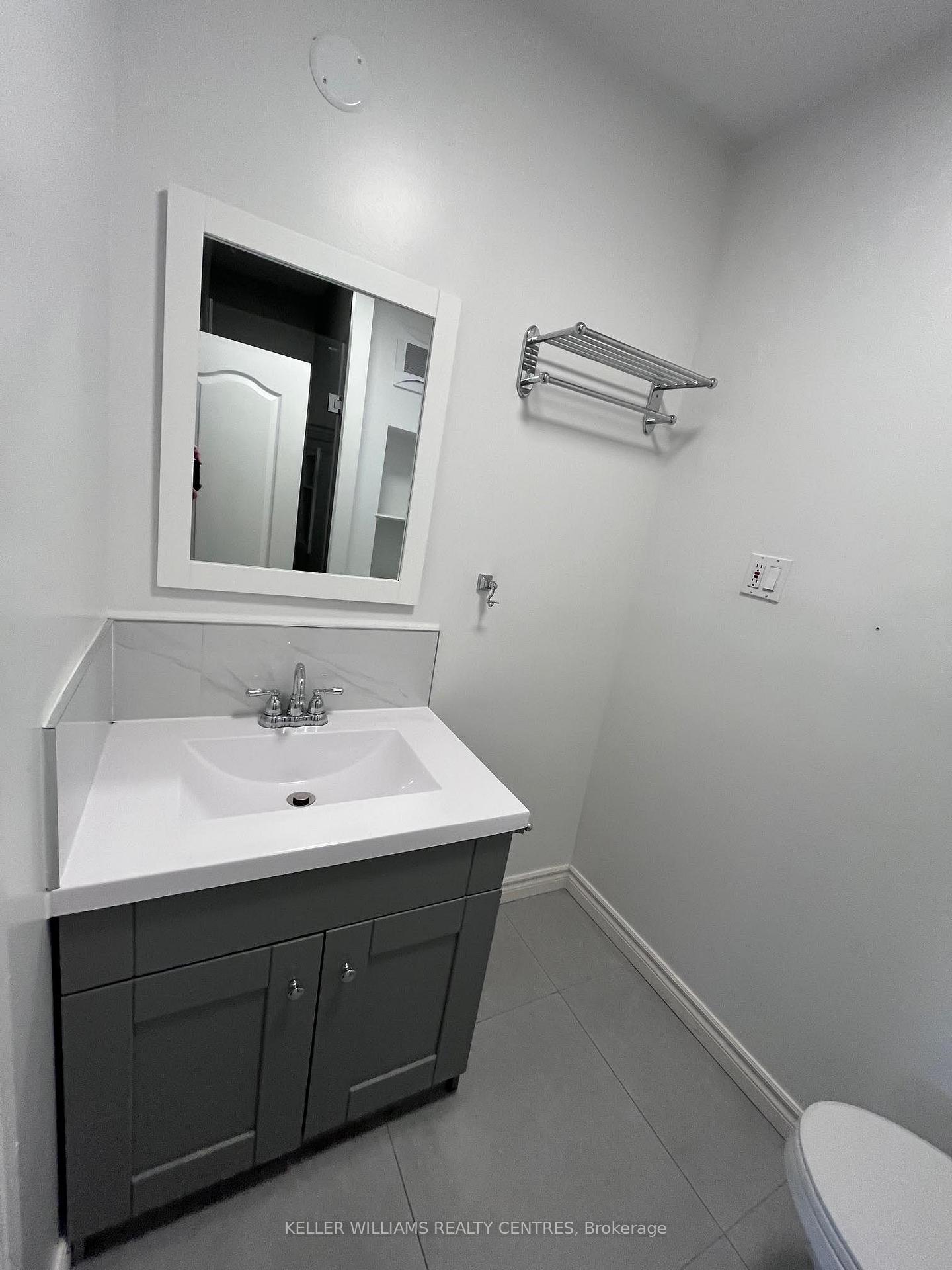 Photo 10 of Unit Main, 190 Holborne Avenue, Toronto, Woodbine-Lumsden — HOMEH