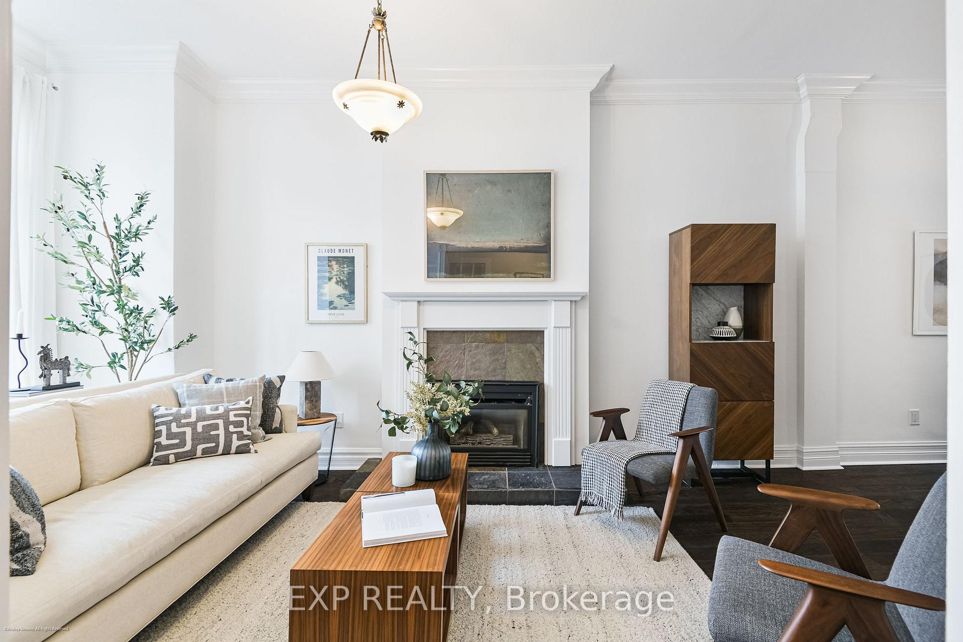 Front of 652 Ossington Avenue