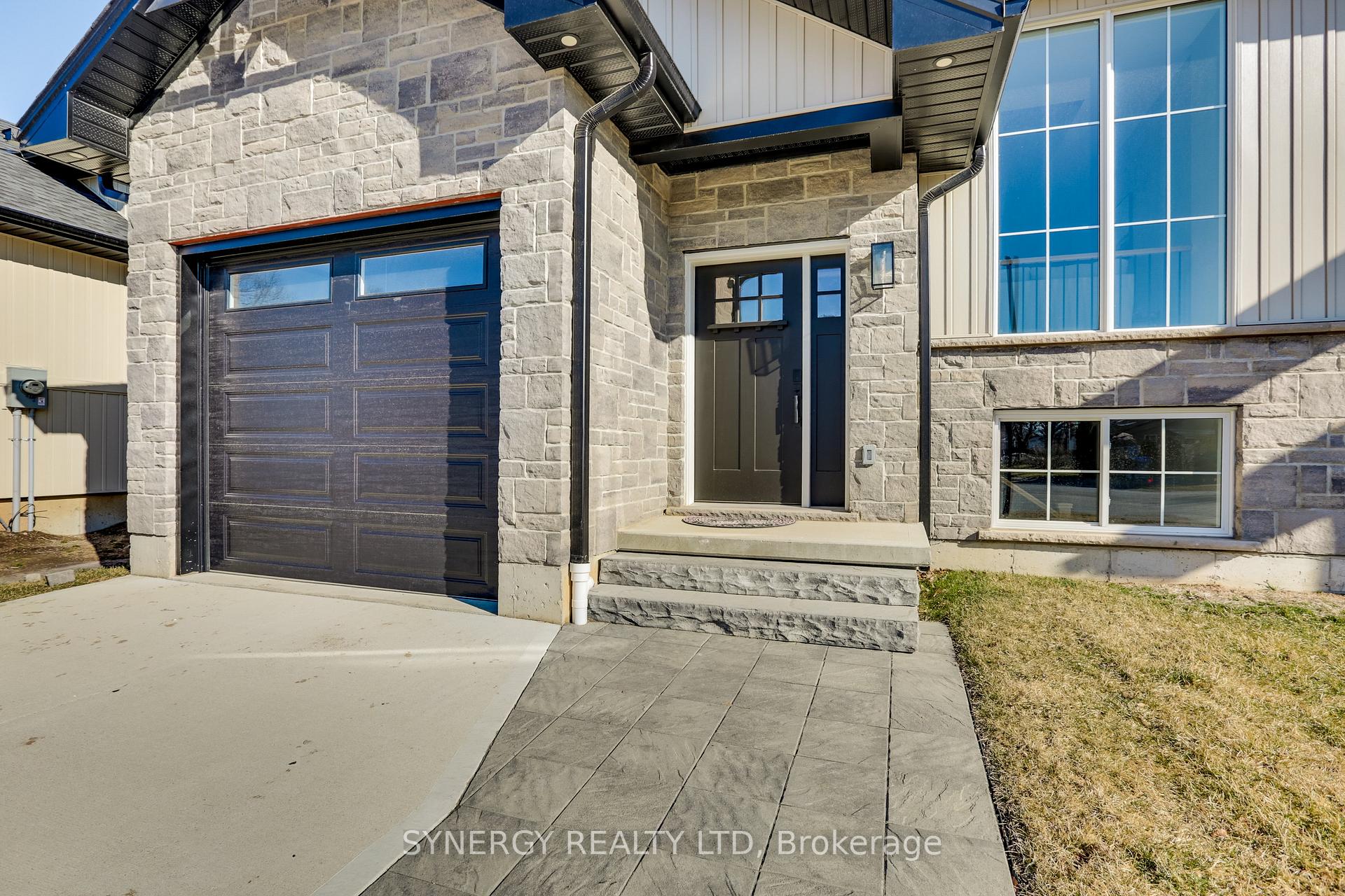 Photo 4 of 3 Haddon Lane, Strathroy-Caradoc, NW — HOMEH
