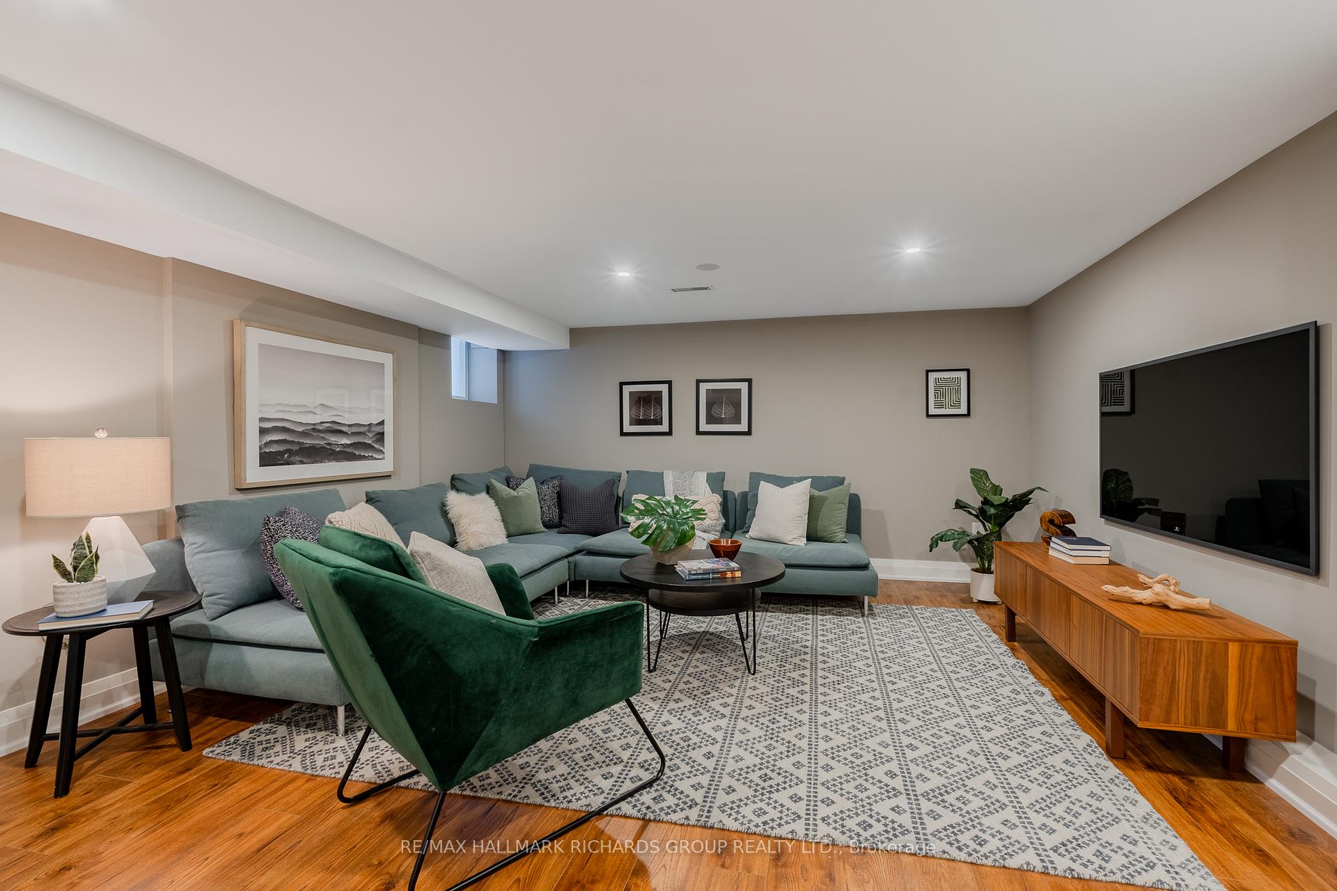 Photo 14 of 35 Kingsmount Park Road, Toronto, Woodbine Corridor — HOMEH