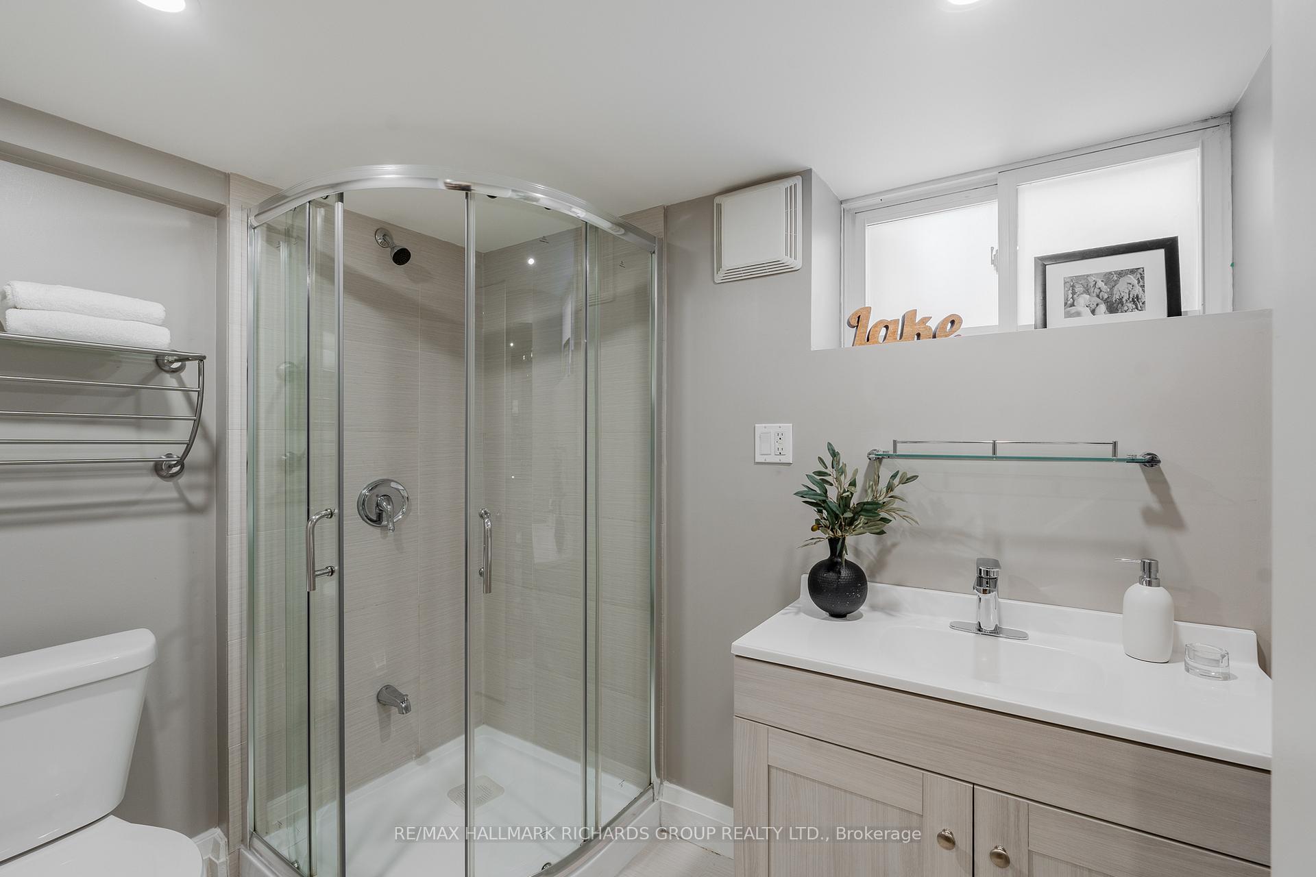 Photo 16 of 35 Kingsmount Park Road, Toronto, Woodbine Corridor — HOMEH