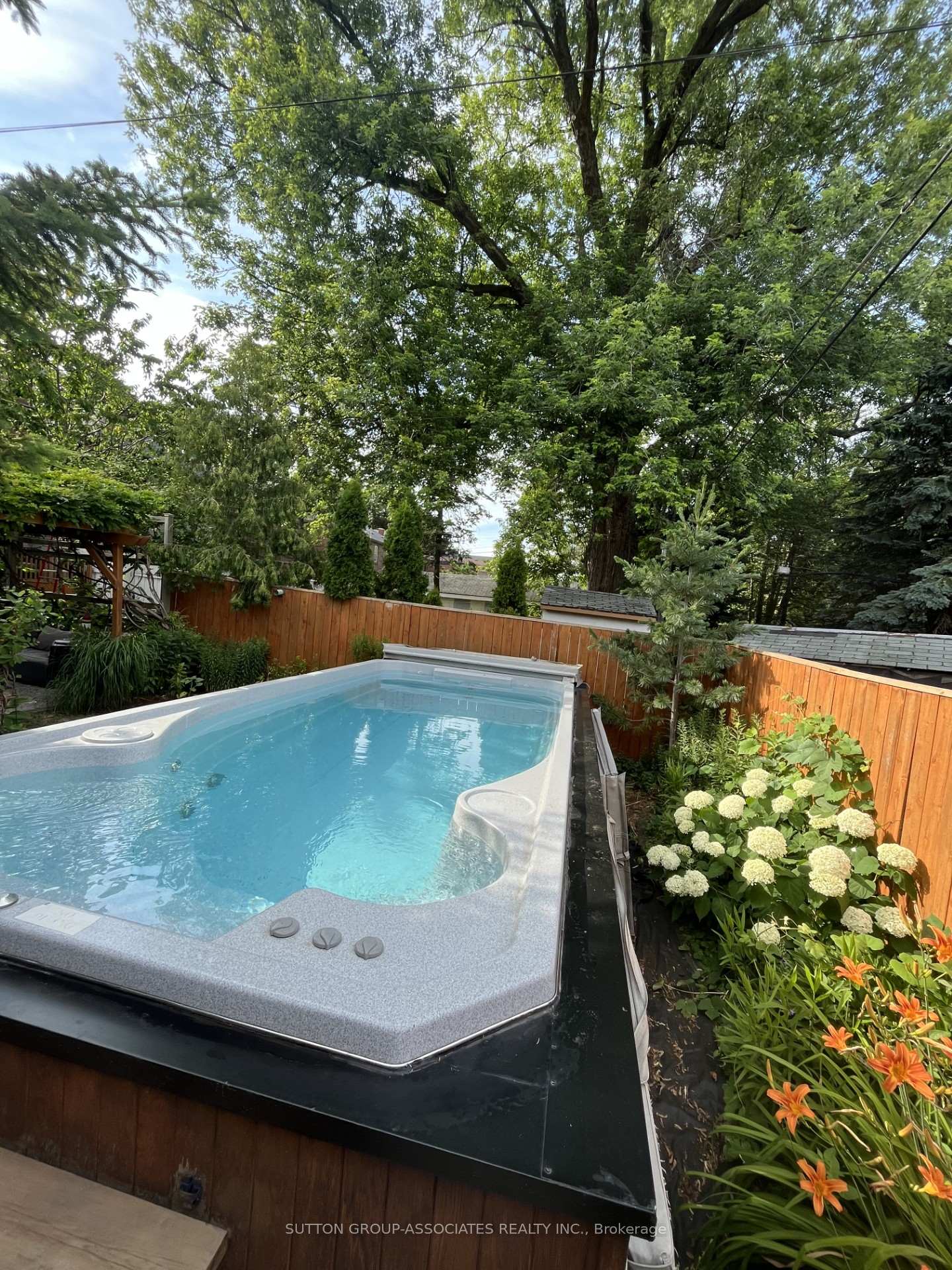 Photo 35 of 25 Roseneath Gardens, Toronto, Oakwood Village — HOMEH