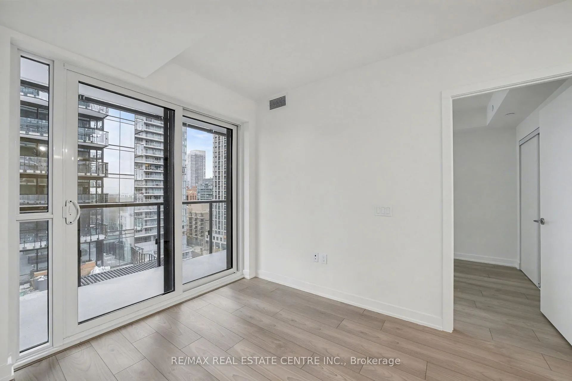 Photo 15 of Unit 1109, 120 Broadway Avenue, Toronto, Mount Pleasant West — HOMEH