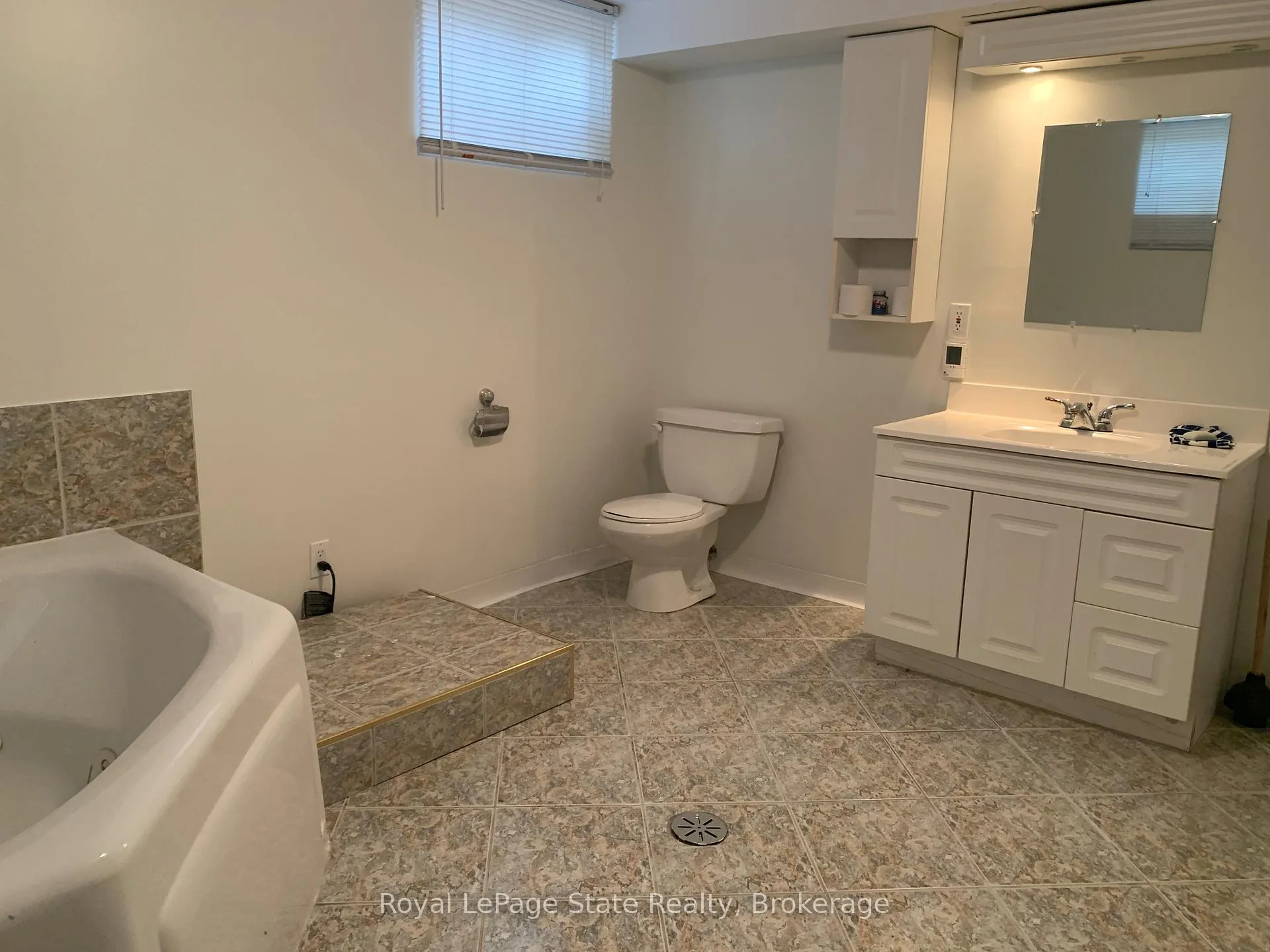 Photo 9 of Unit Lower, 72 Southmeadow Crescent, Hamilton, Stoney Creek — HOMEH