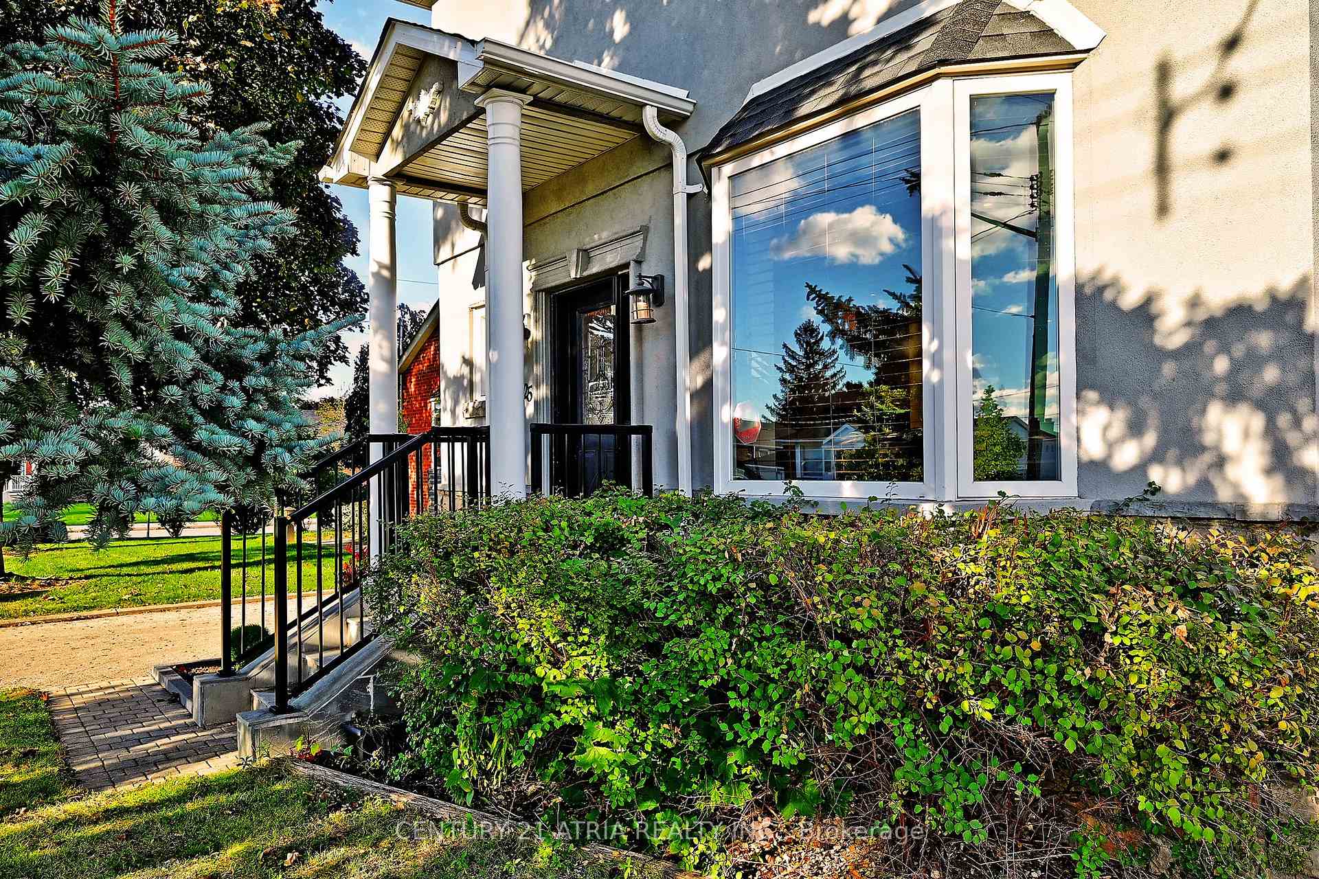 Photo 2 of 25 Crosland Drive E, Scarborough, Wexford-Maryvale — HOMEH