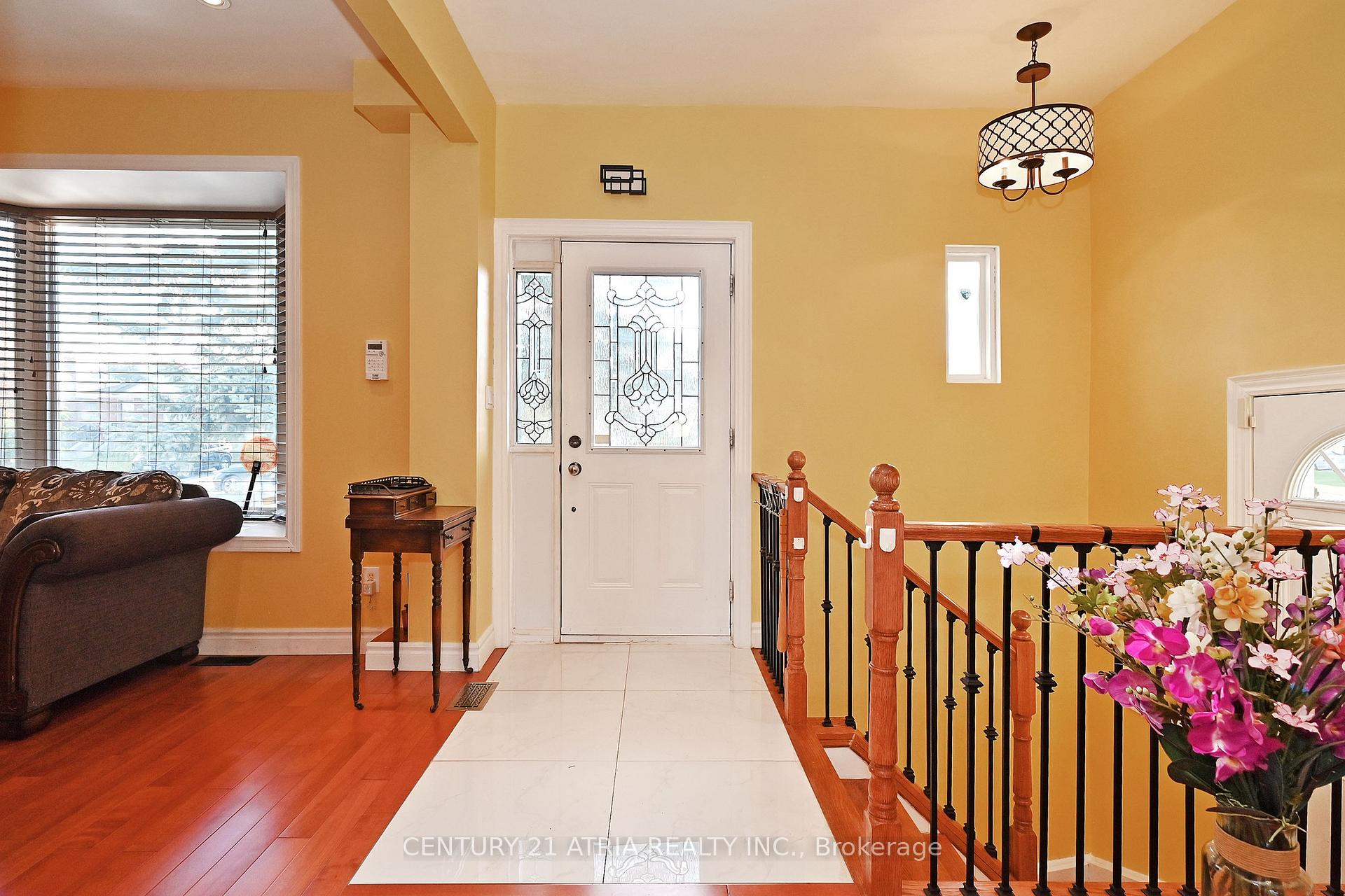 Photo 5 of 25 Crosland Drive E, Scarborough, Wexford-Maryvale — HOMEH