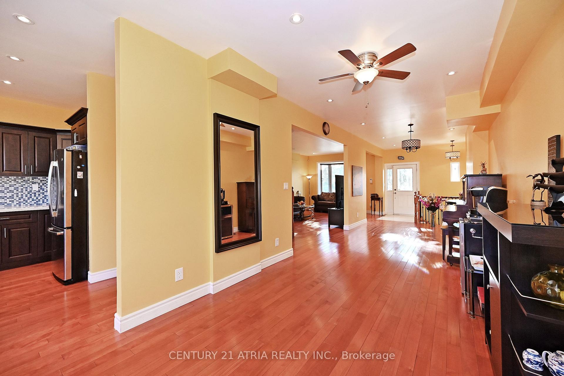 Photo 9 of 25 Crosland Drive E, Scarborough, Wexford-Maryvale — HOMEH