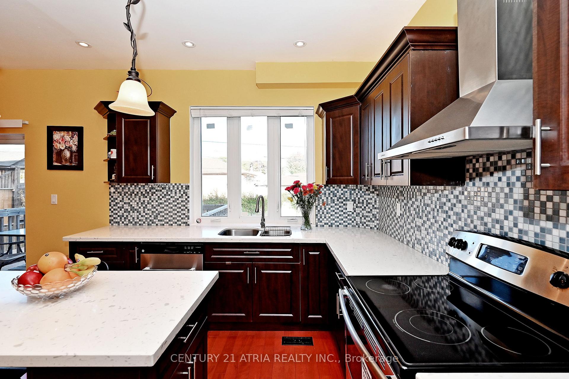 Photo 12 of 25 Crosland Drive E, Scarborough, Wexford-Maryvale — HOMEH