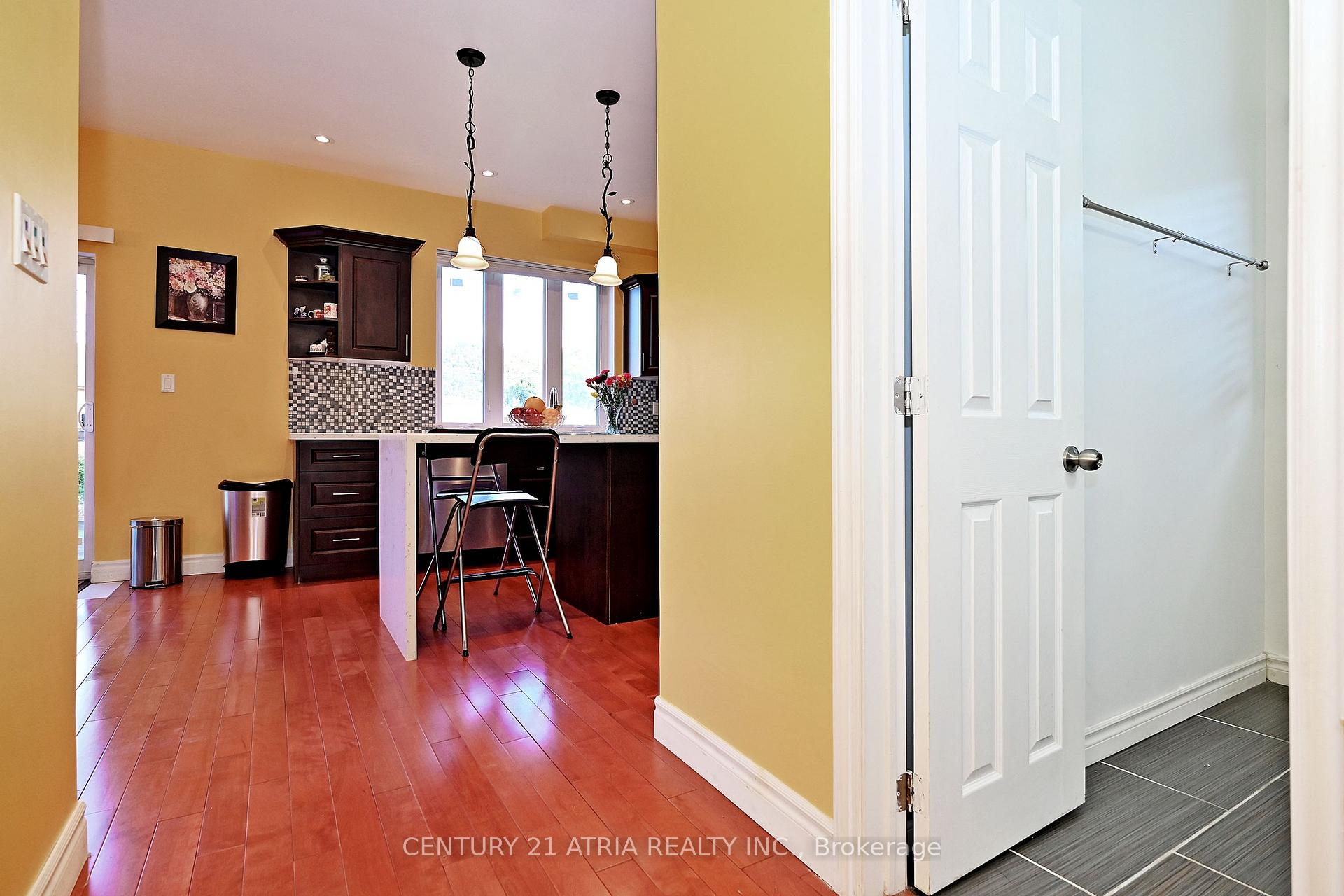 Photo 15 of 25 Crosland Drive E, Scarborough, Wexford-Maryvale — HOMEH