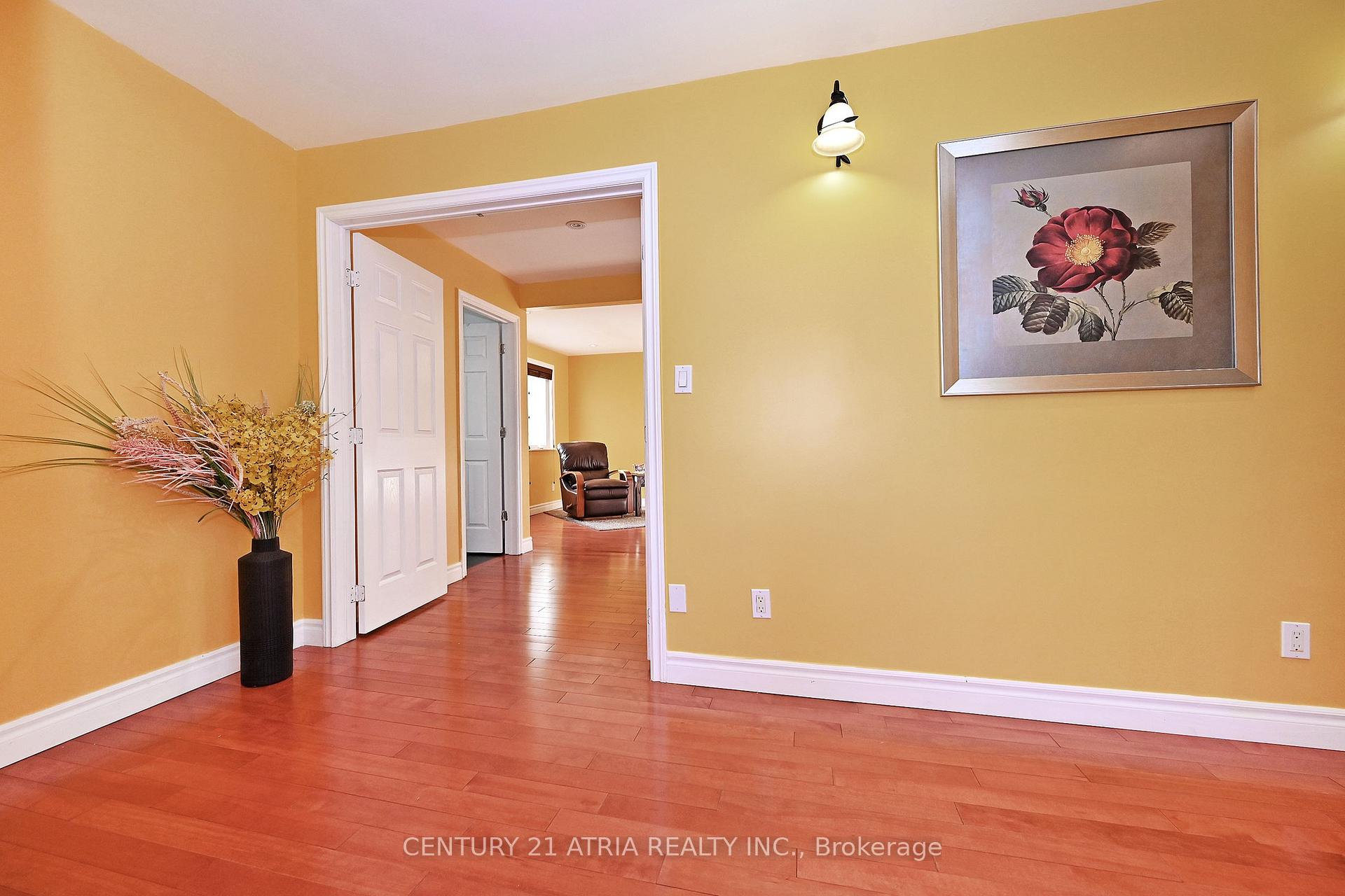 Photo 19 of 25 Crosland Drive E, Scarborough, Wexford-Maryvale — HOMEH