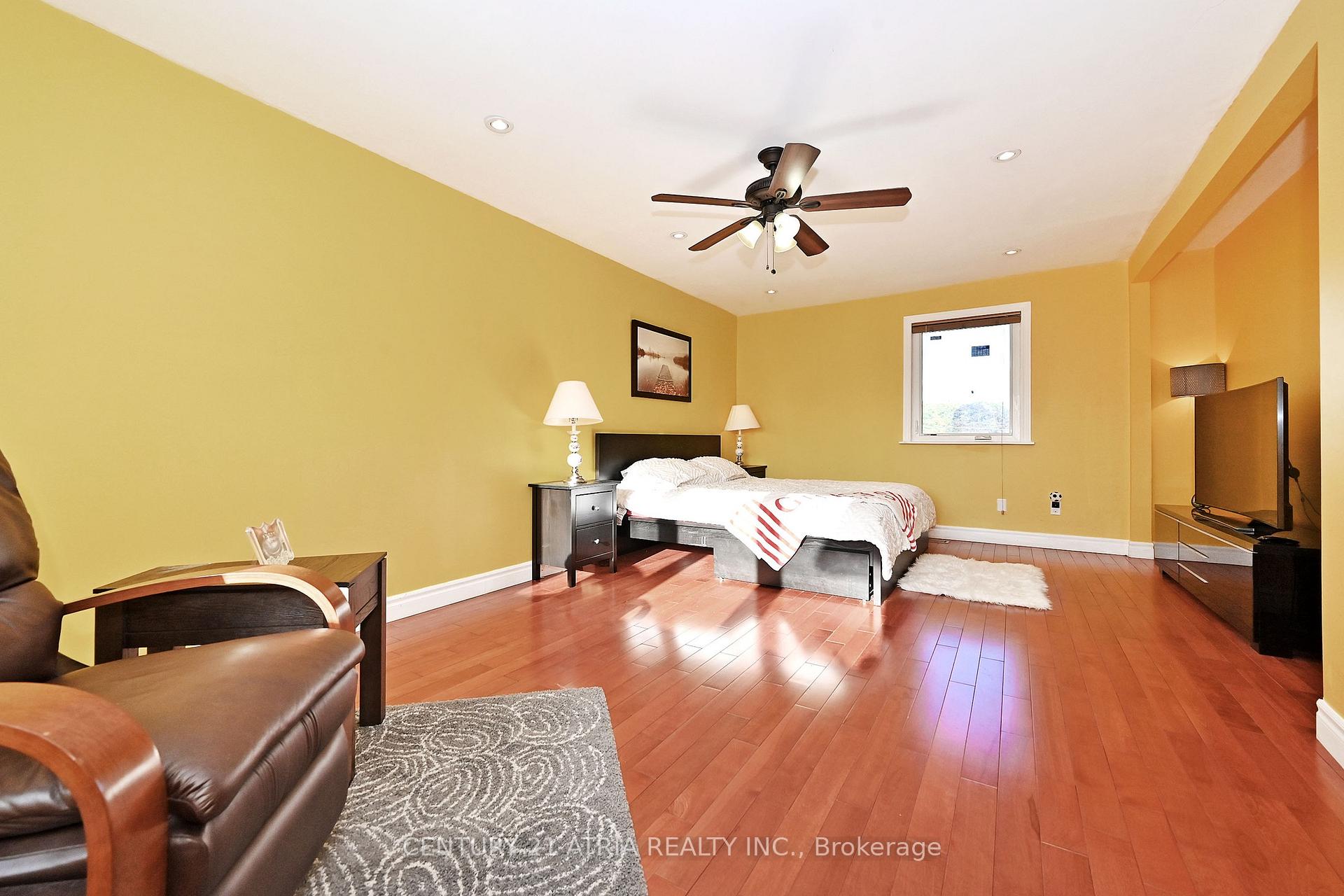 Photo 20 of 25 Crosland Drive E, Scarborough, Wexford-Maryvale — HOMEH