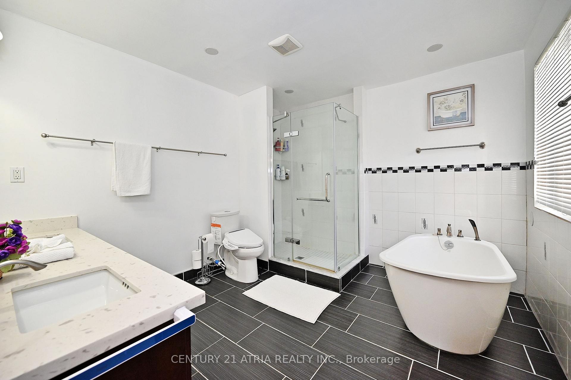 Photo 24 of 25 Crosland Drive E, Scarborough, Wexford-Maryvale — HOMEH