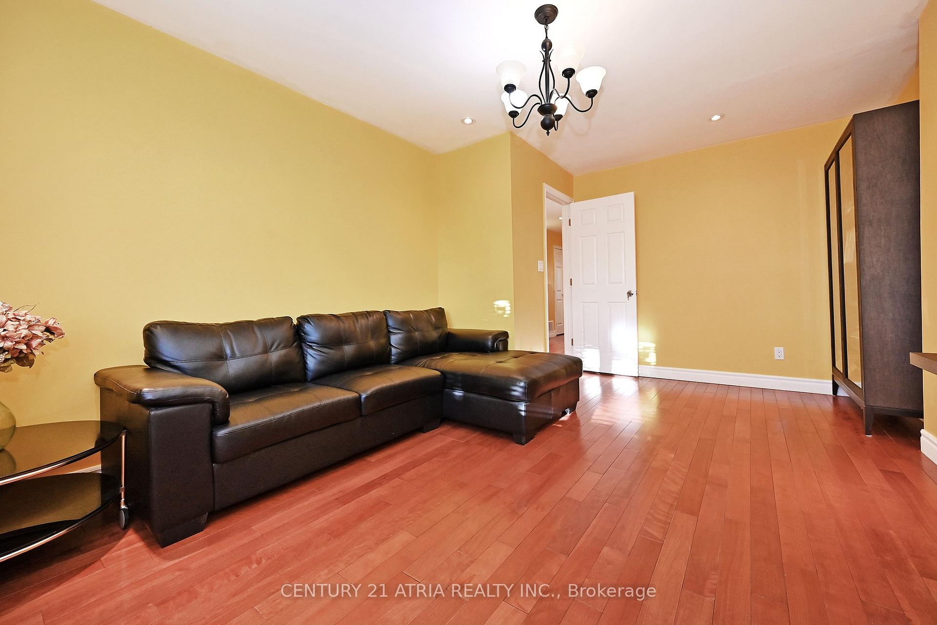 Photo 27 of 25 Crosland Drive E, Scarborough, Wexford-Maryvale — HOMEH