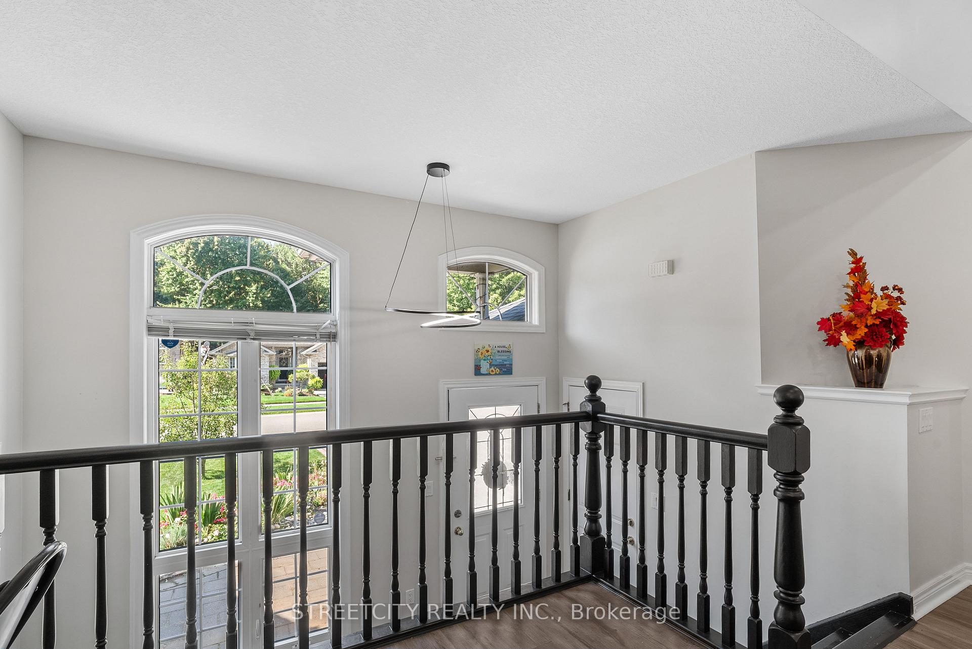 Photo 4 of 131 Bridle Path, Strathroy-Caradoc, SW — HOMEH