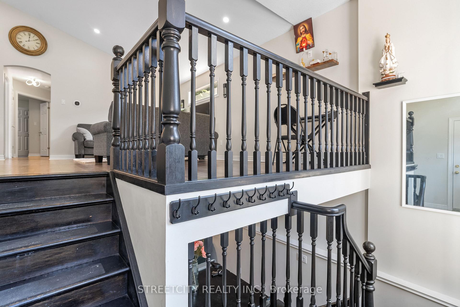 Photo 5 of 131 Bridle Path, Strathroy-Caradoc, SW — HOMEH