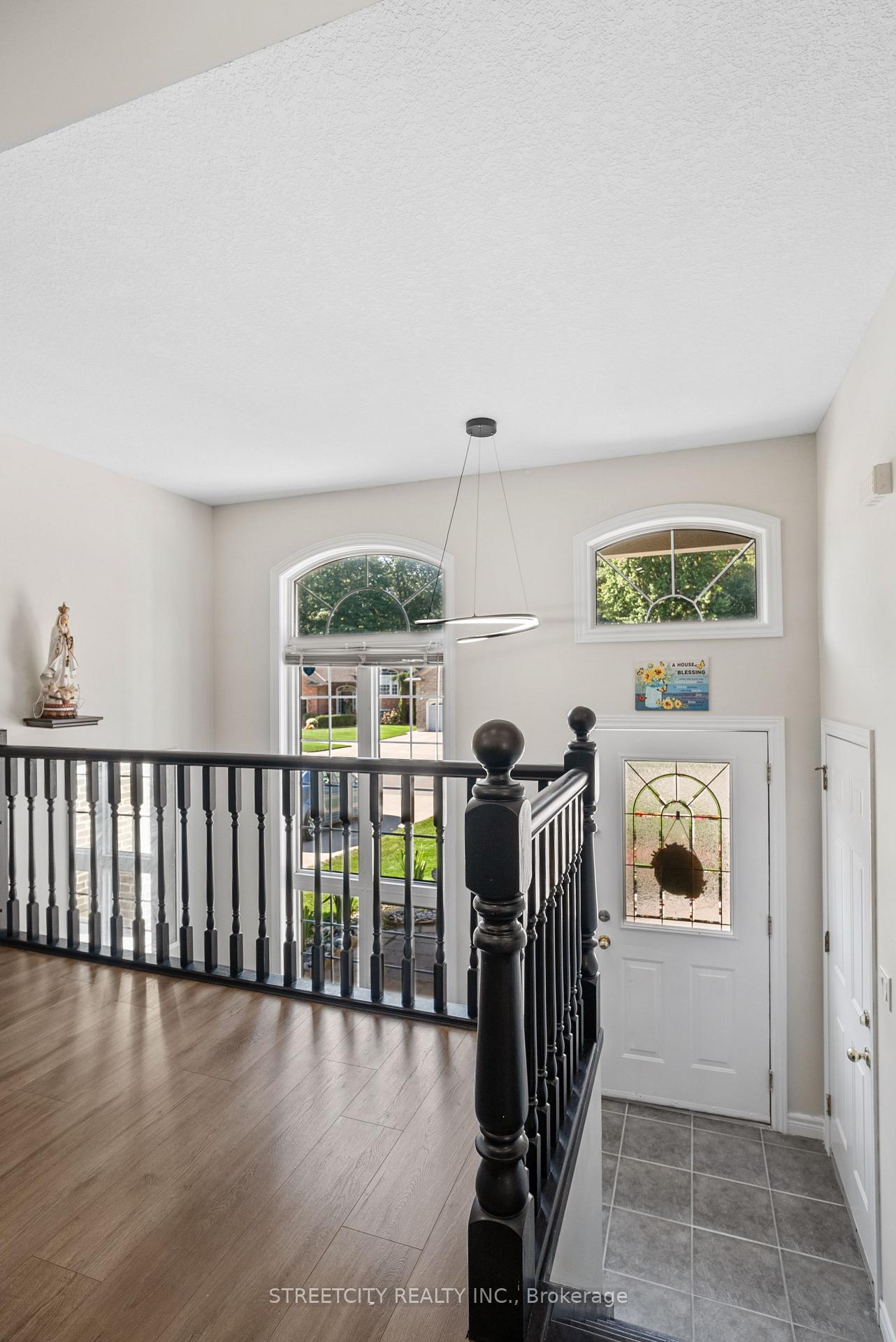 Photo 6 of 131 Bridle Path, Strathroy-Caradoc, SW — HOMEH