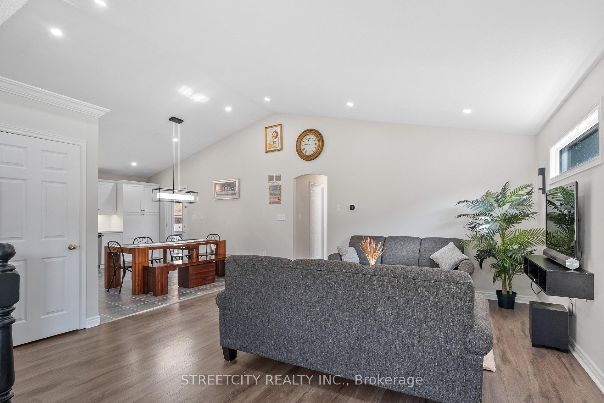 Photo 7 of 131 Bridle Path, Strathroy-Caradoc, SW — HOMEH