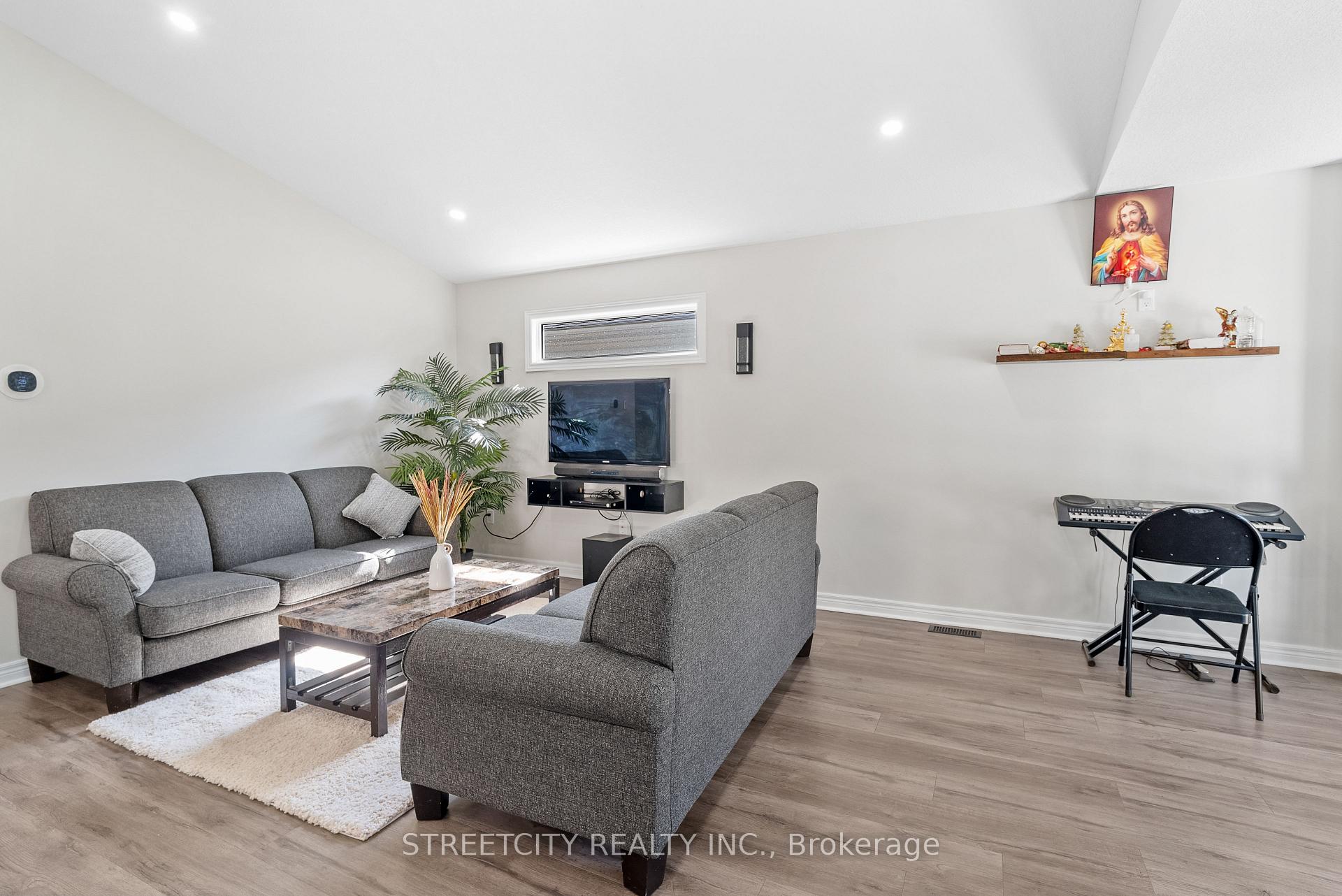 Photo 8 of 131 Bridle Path, Strathroy-Caradoc, SW — HOMEH