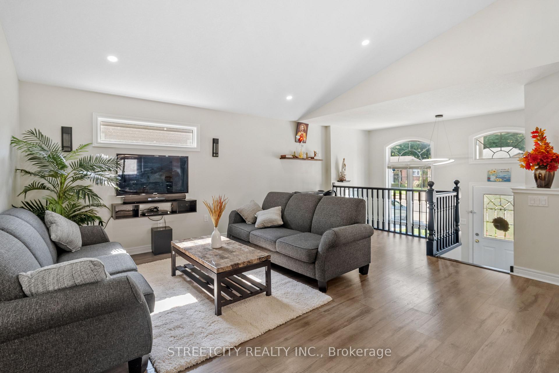 Photo 9 of 131 Bridle Path, Strathroy-Caradoc, SW — HOMEH