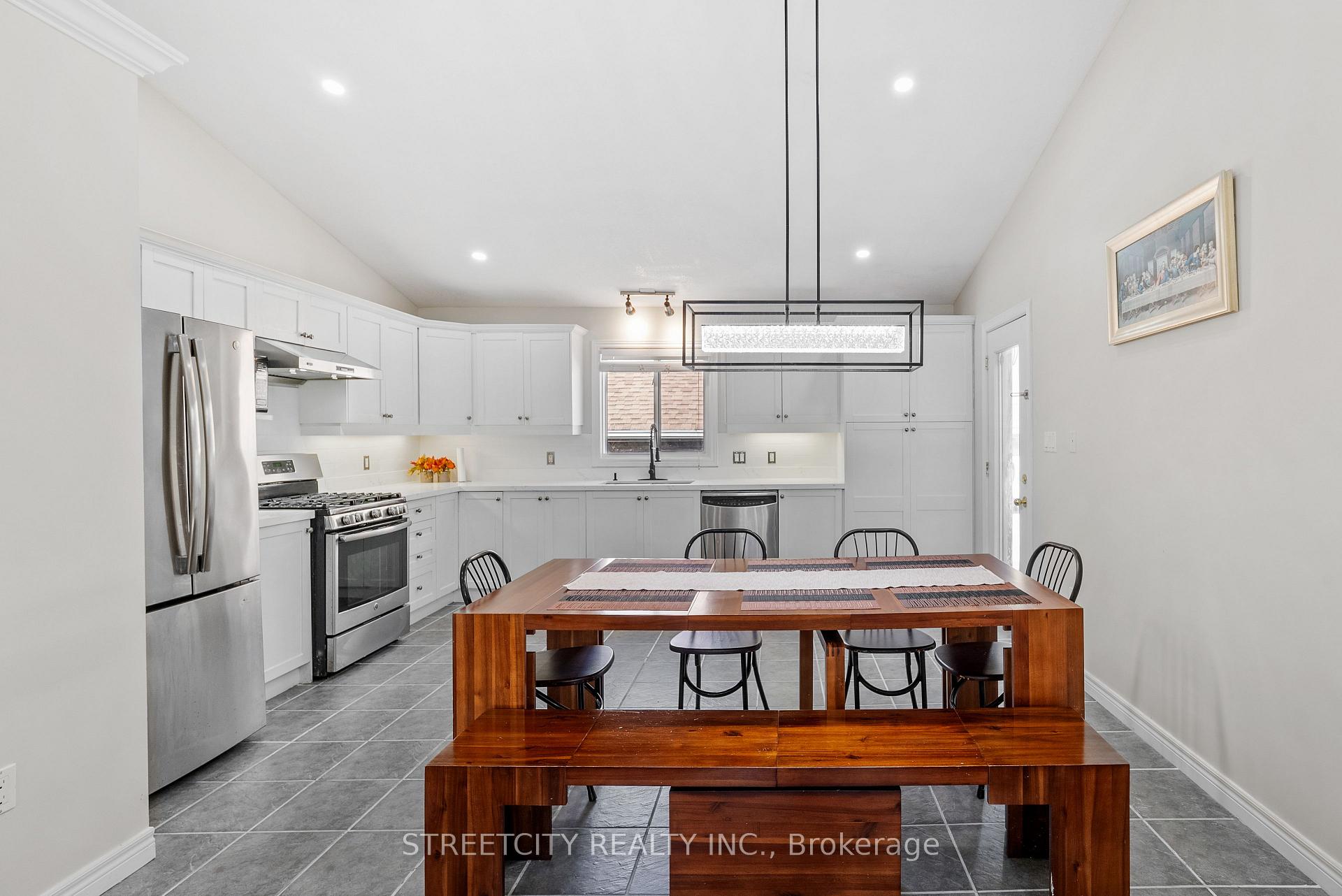 Photo 11 of 131 Bridle Path, Strathroy-Caradoc, SW — HOMEH