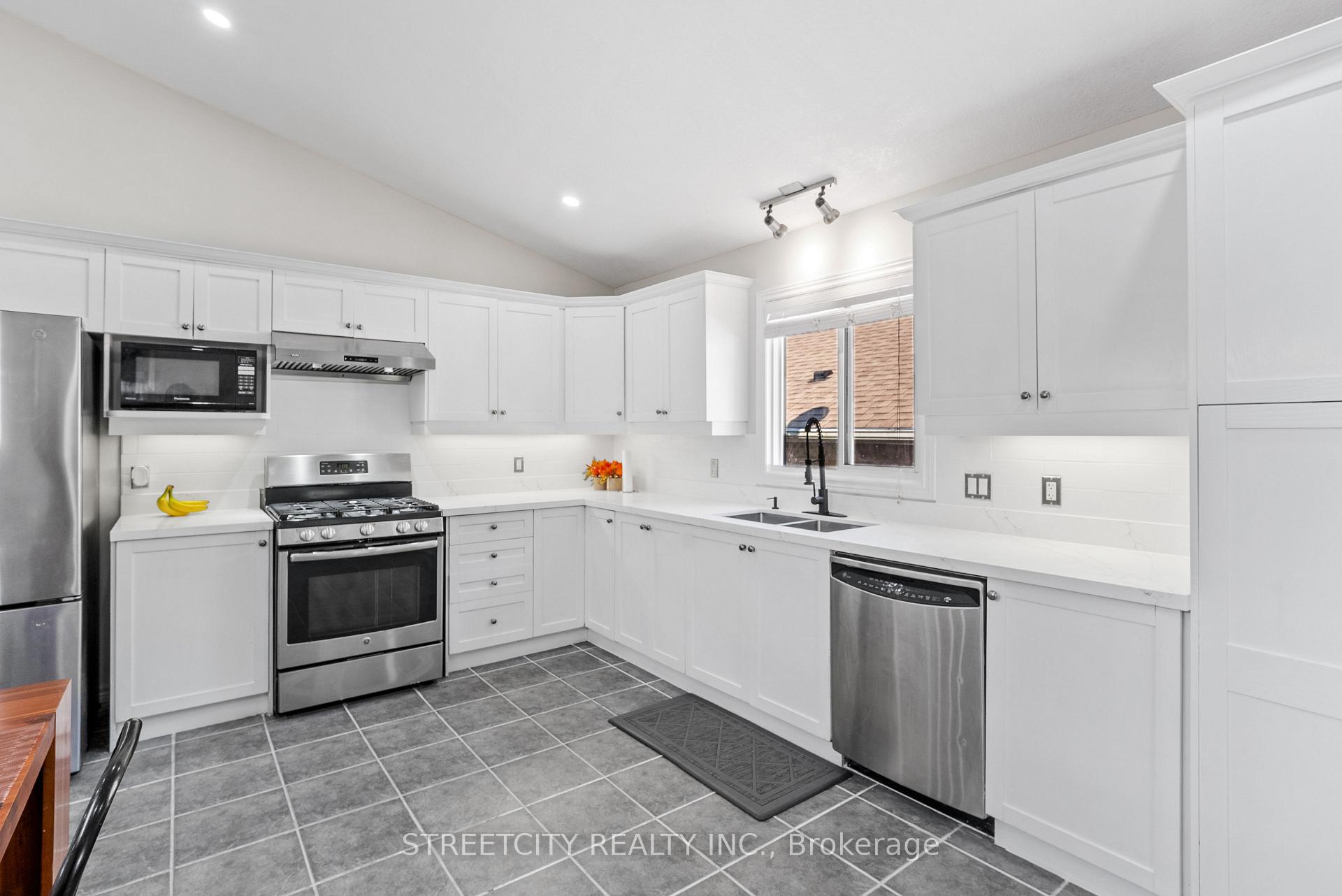 Photo 12 of 131 Bridle Path, Strathroy-Caradoc, SW — HOMEH